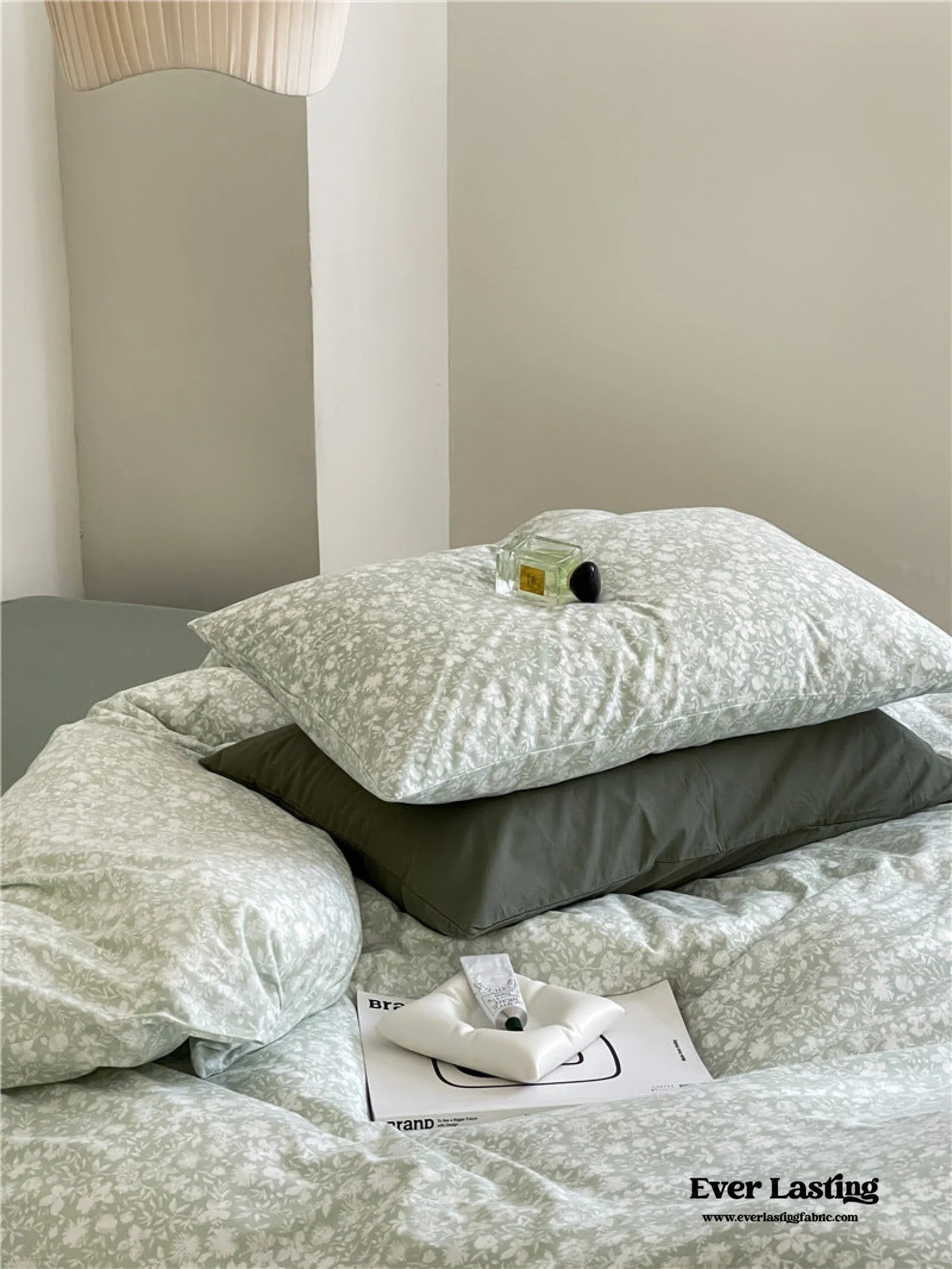 Jersey Knit Cotton Floral Bedding Set / White + Dark Blue Ever Lasting