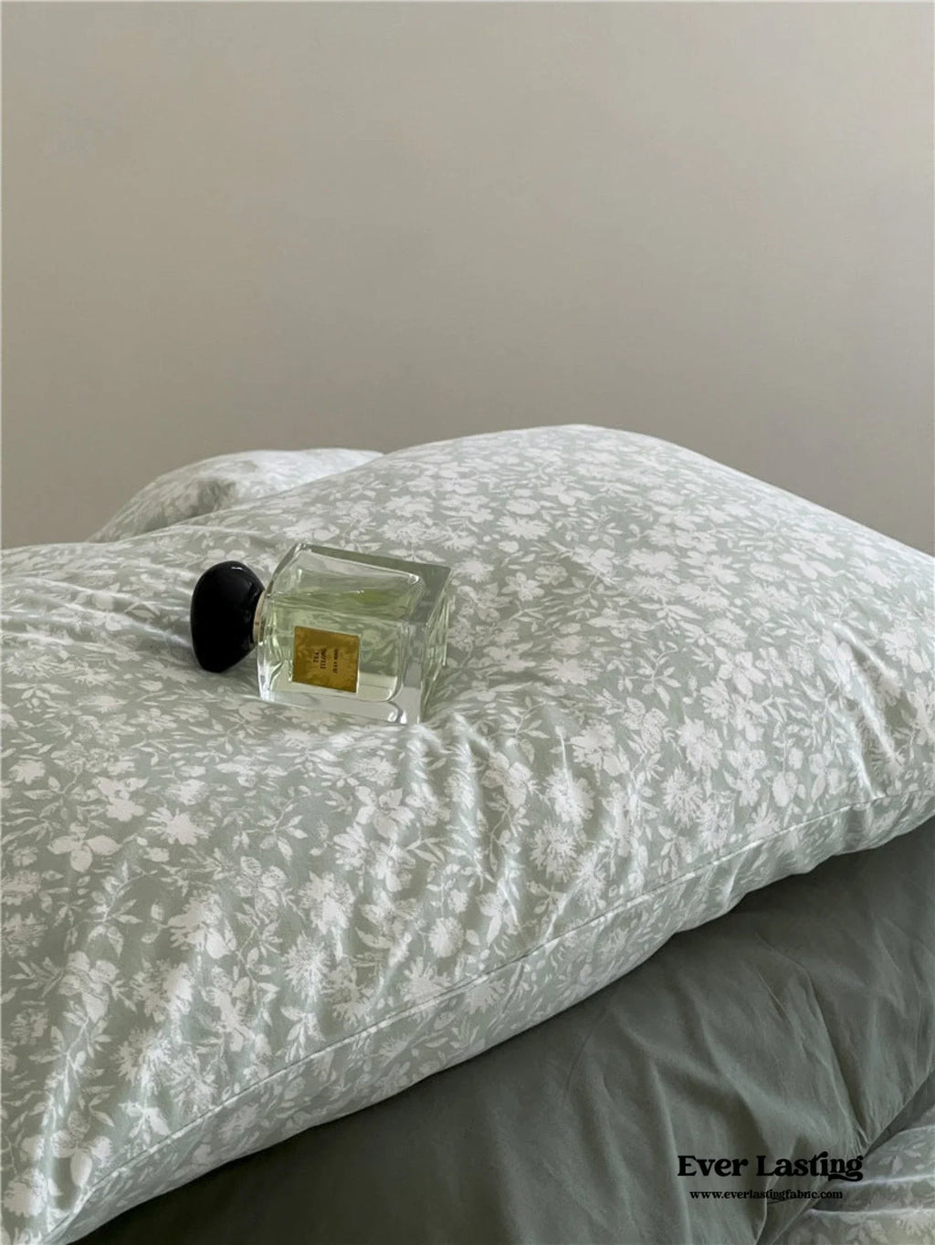 Jersey Knit Cotton Floral Bedding Set / White + Dark Blue Ever Lasting