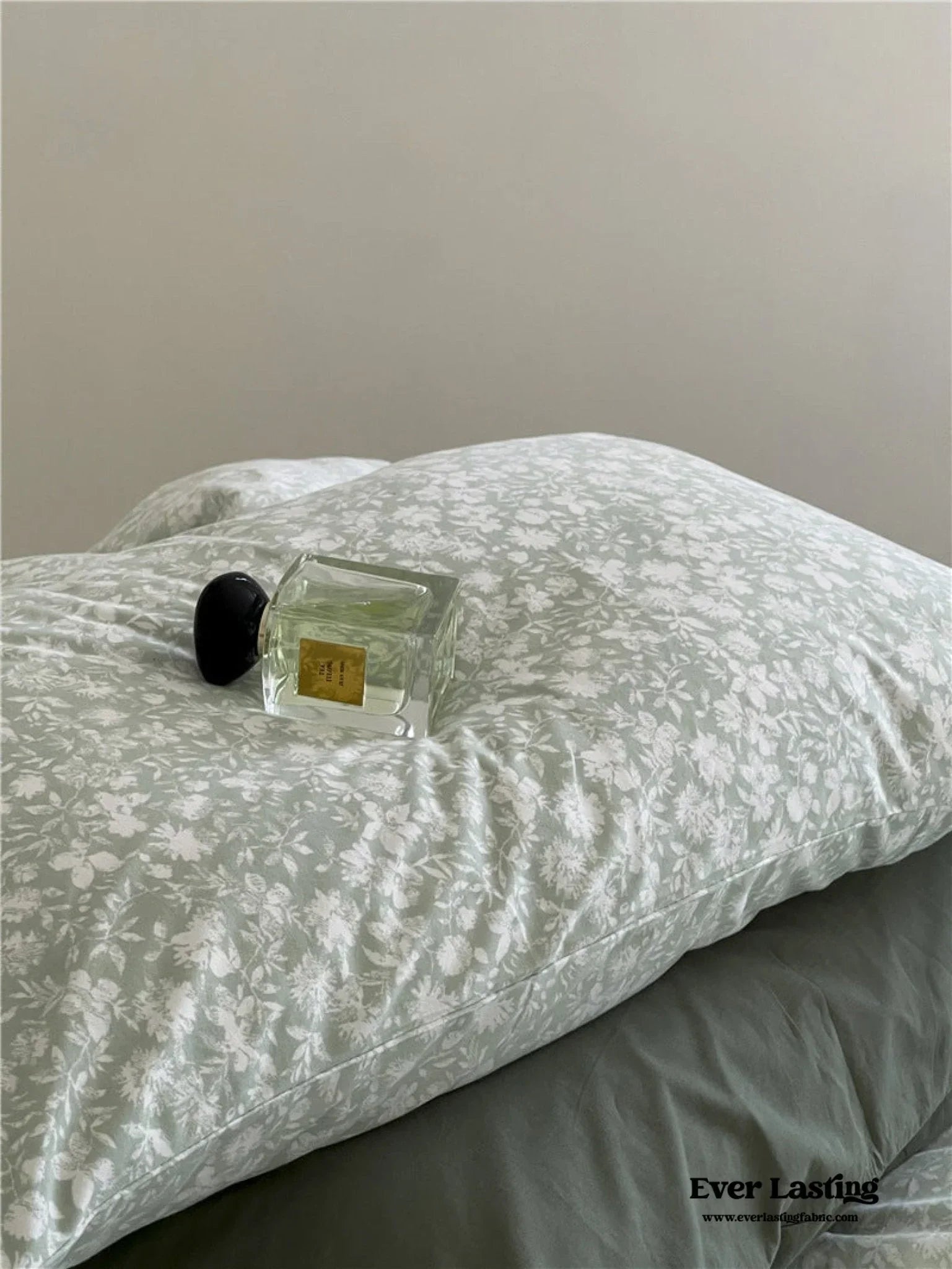 Jersey Knit Cotton Floral Bedding Set / White + Dark Blue Ever Lasting