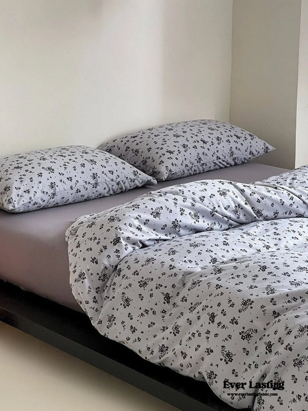 Jersey Knit Cotton Floral Bedding Set / White + Dark Blue Ever Lasting