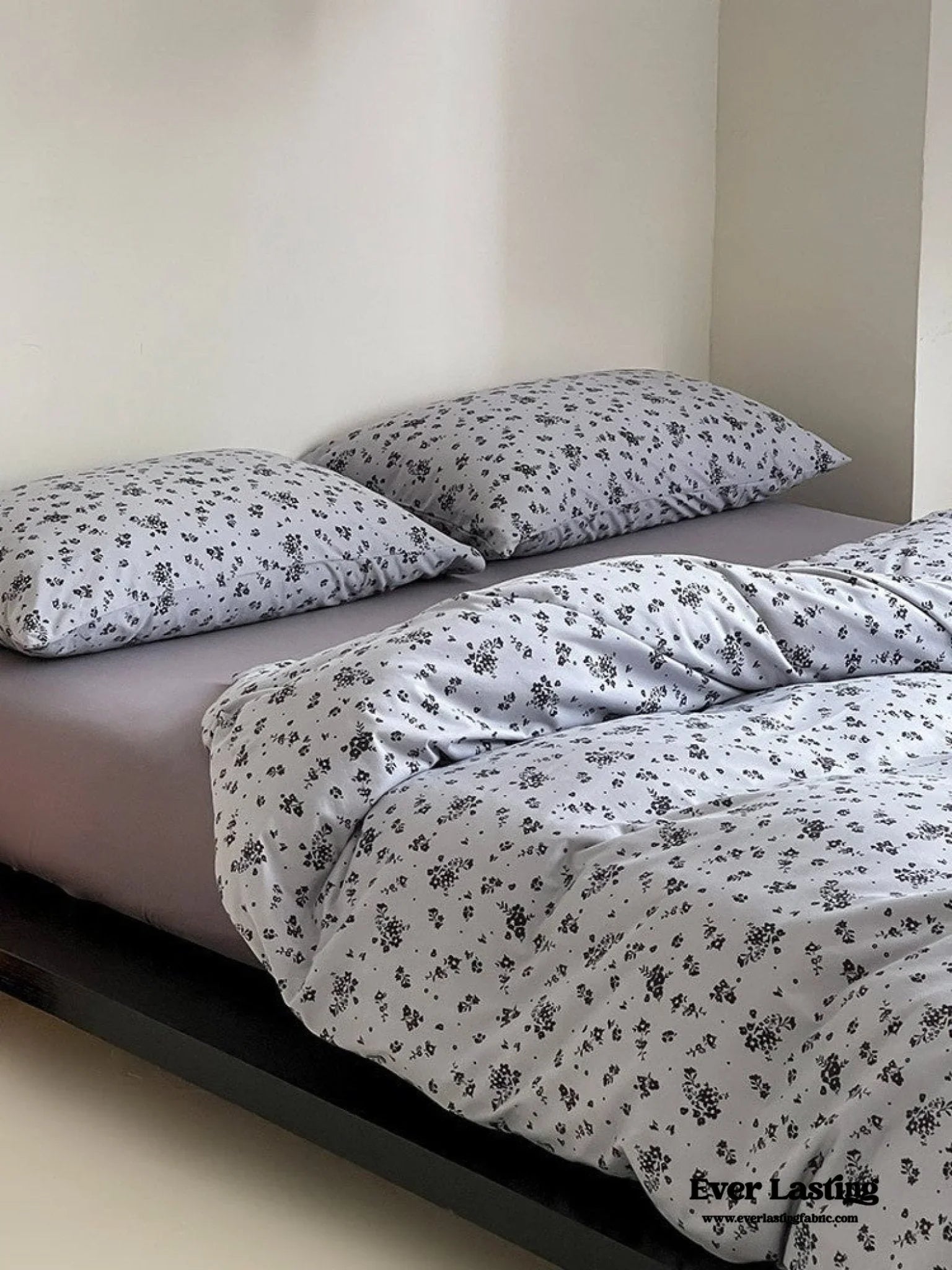 Jersey Knit Cotton Floral Bedding Set / White + Dark Blue Ever Lasting