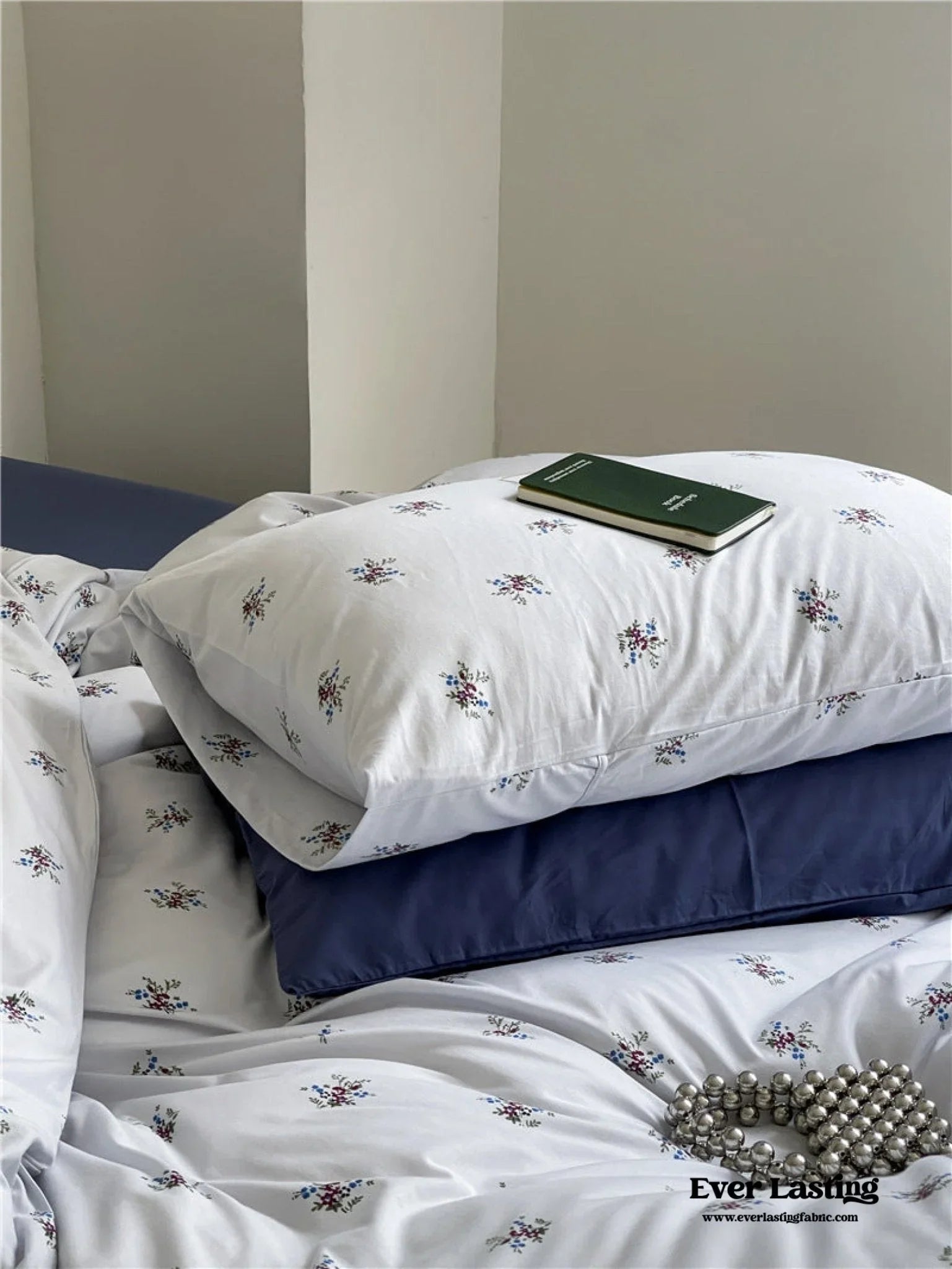 Jersey Knit Cotton Floral Bedding Set / White + Dark Blue Ever Lasting