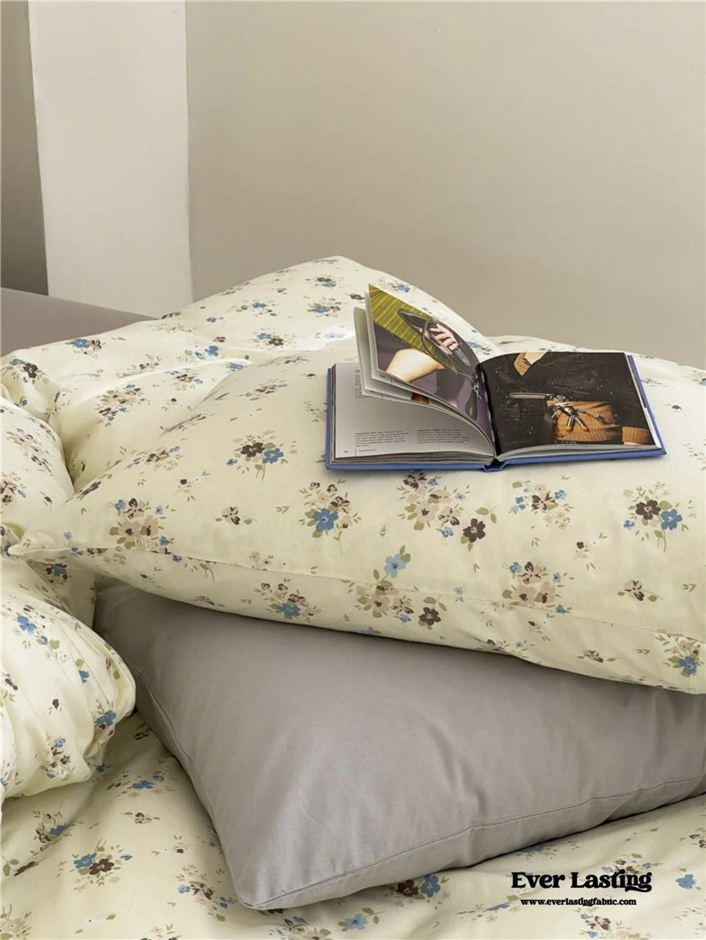 Jersey Knit Cotton Floral Bedding Set / White + Dark Blue Ever Lasting