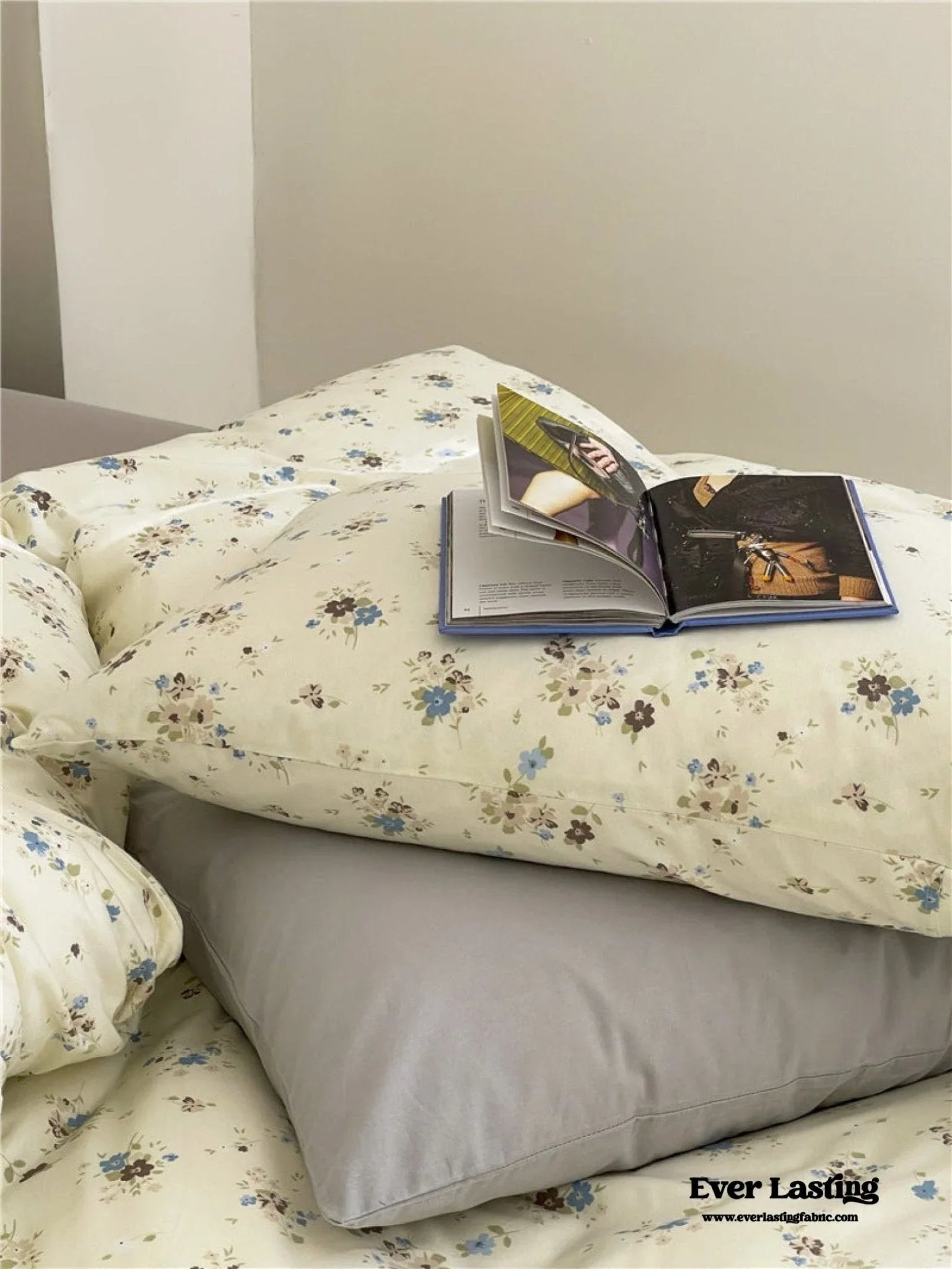 Jersey Knit Cotton Floral Bedding Set / White + Dark Blue Ever Lasting