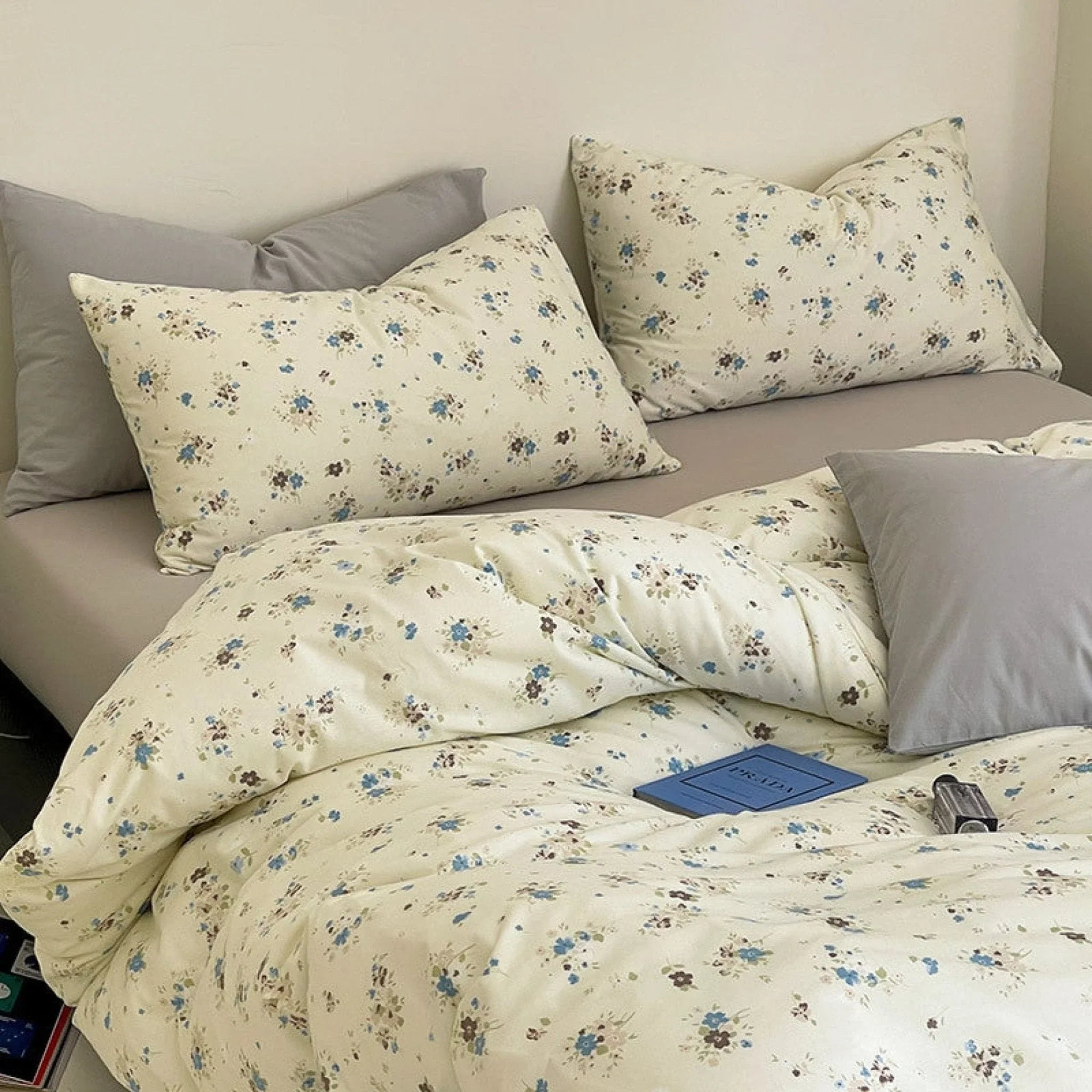 Jersey Knit Cotton Floral Bedding Set / White + Dark Blue Ever Lasting
