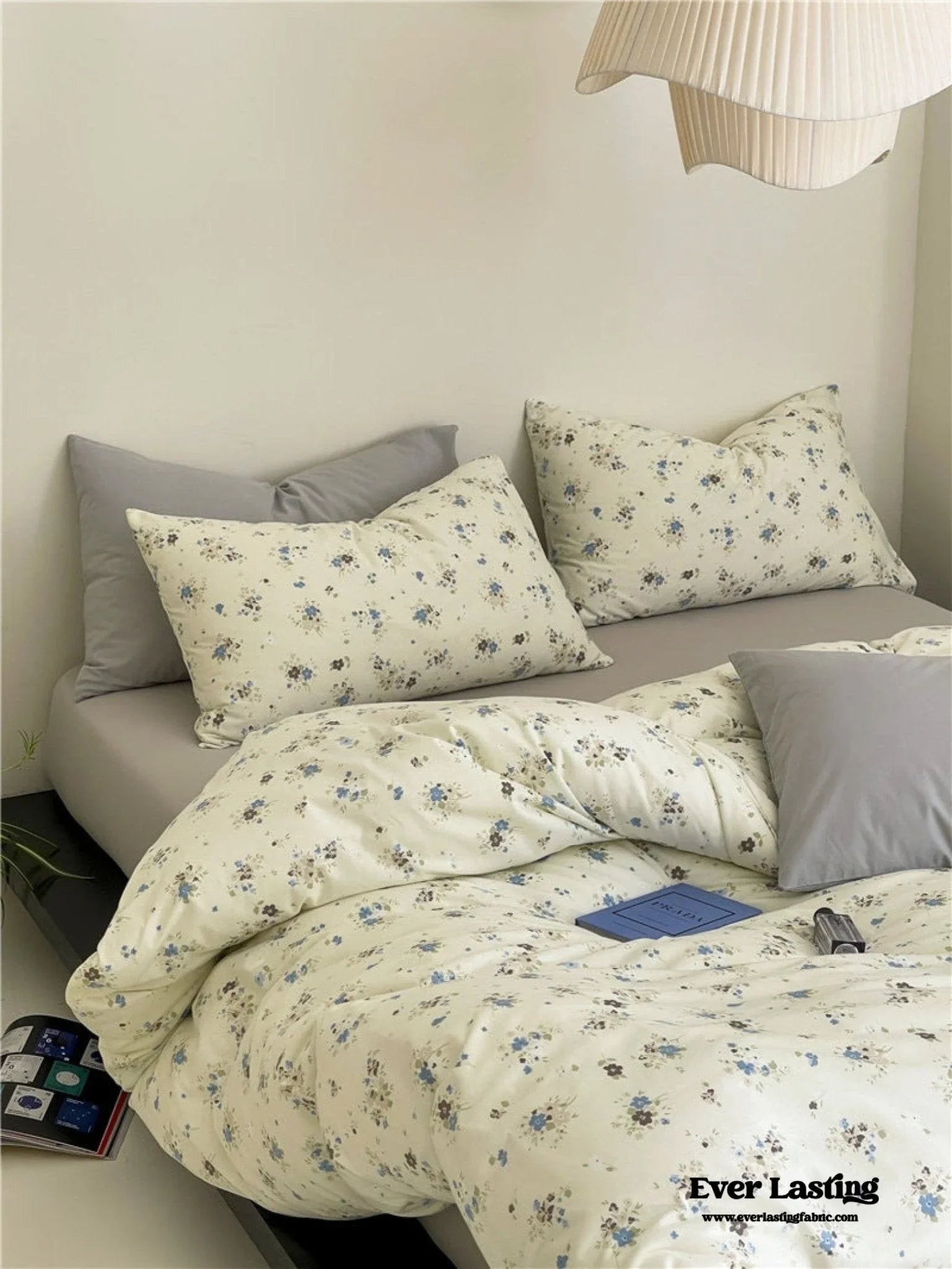 Jersey Knit Cotton Floral Bedding Set / White + Dark Blue Ever Lasting