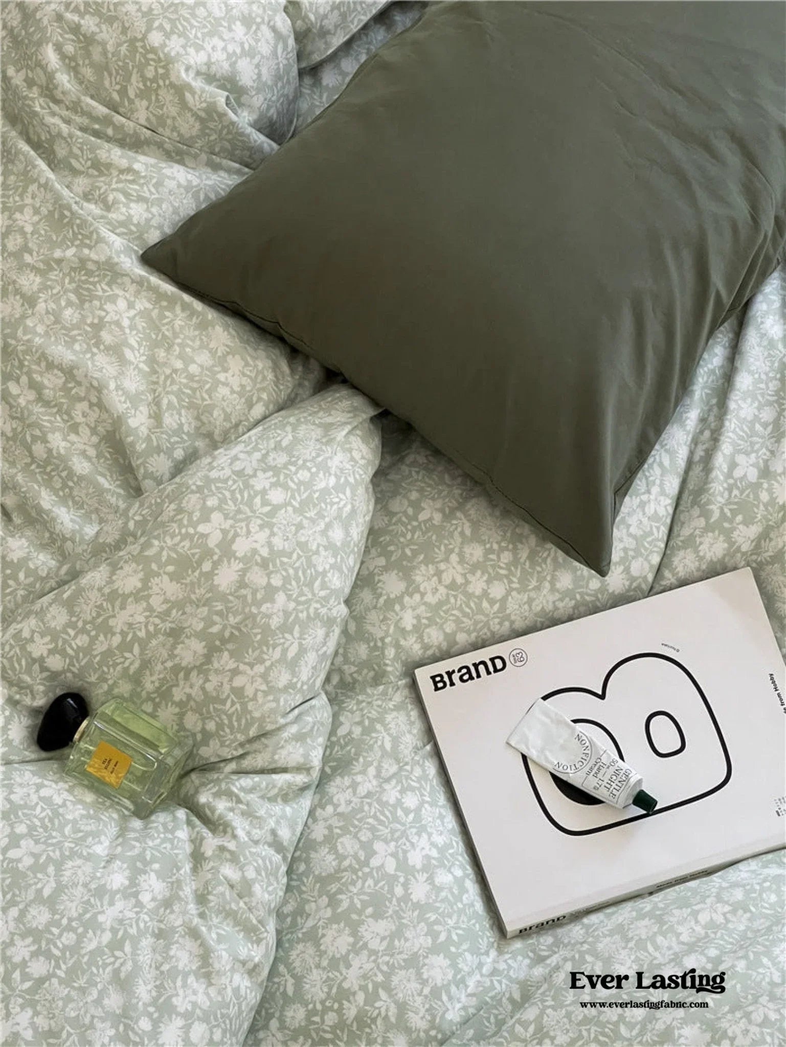 Jersey Knit Cotton Floral Bedding Set / White + Dark Blue Ever Lasting