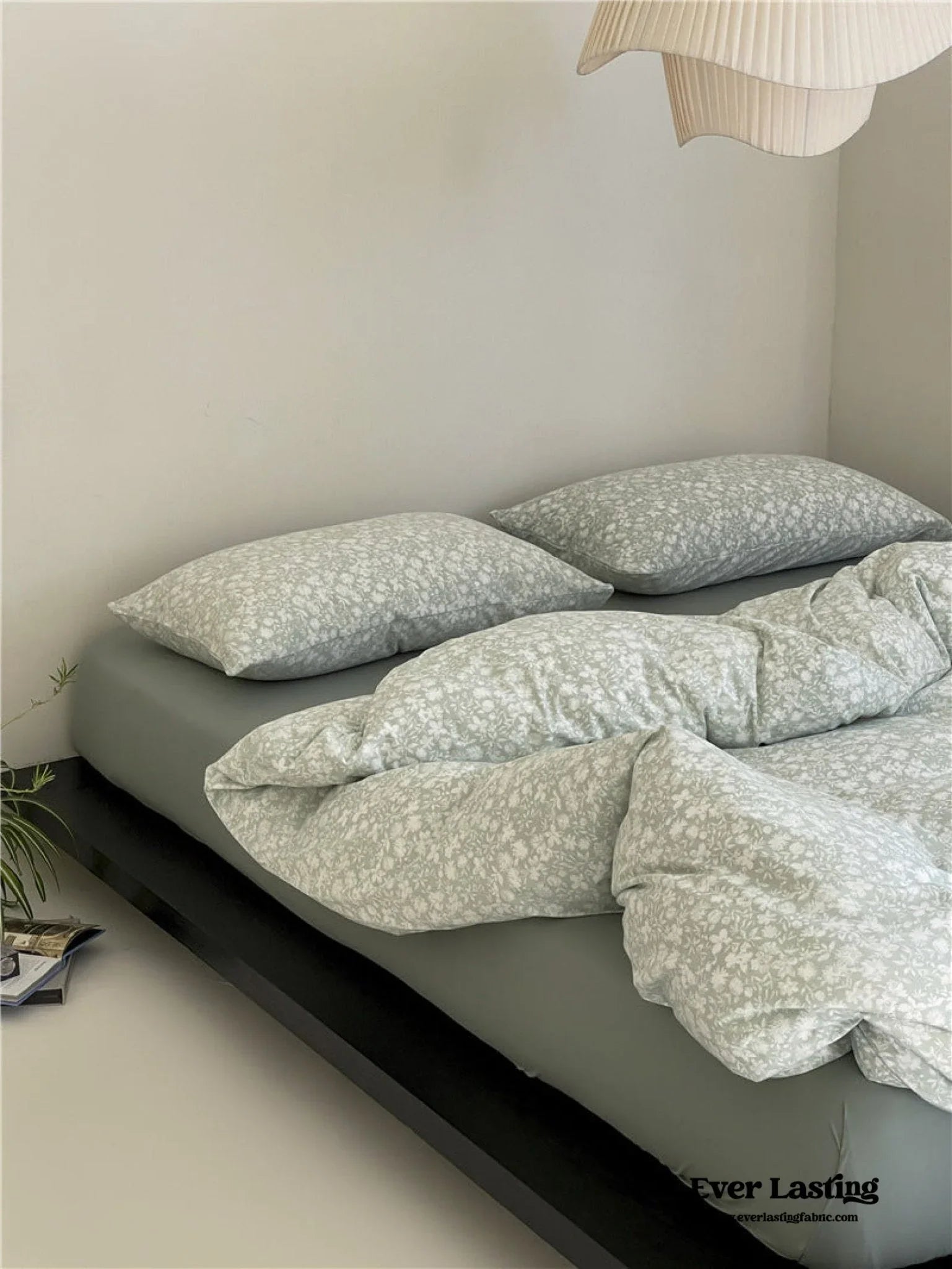 Jersey Knit Cotton Floral Bedding Set / White + Dark Blue Ever Lasting