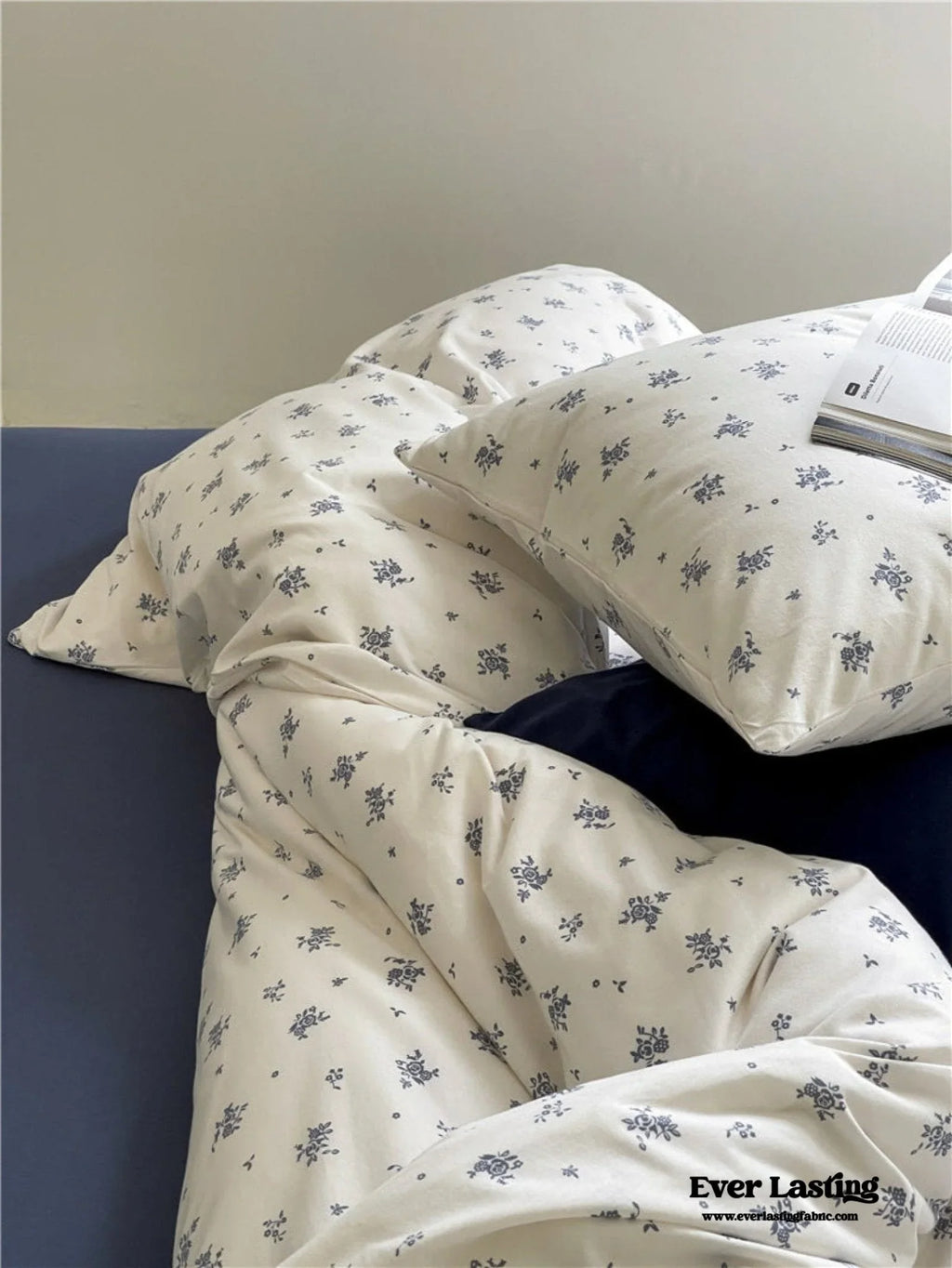 Jersey Knit Cotton Floral Bedding Set / White + Dark Blue Ever Lasting