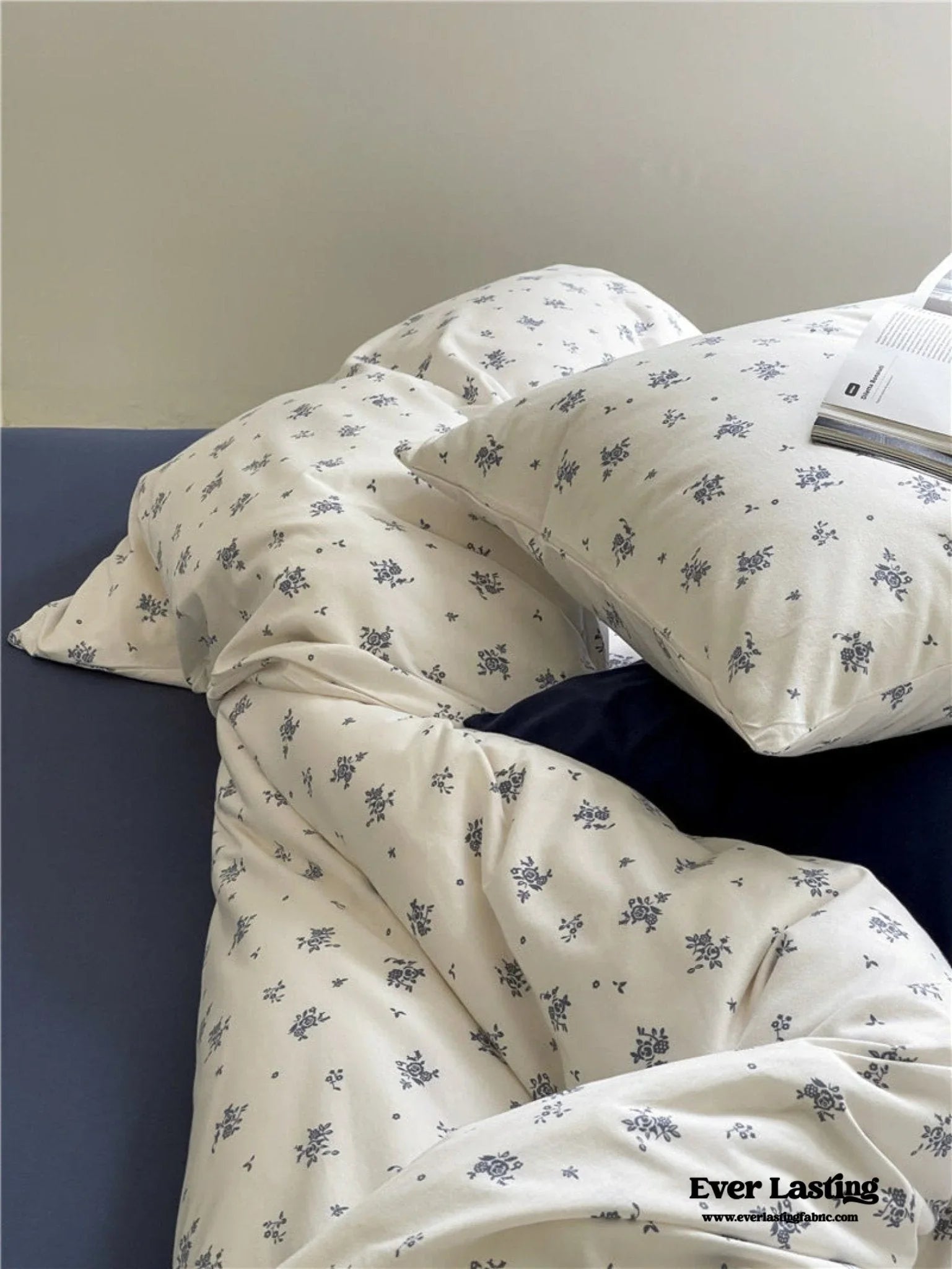 Jersey Knit Cotton Floral Bedding Set / White + Dark Blue Ever Lasting