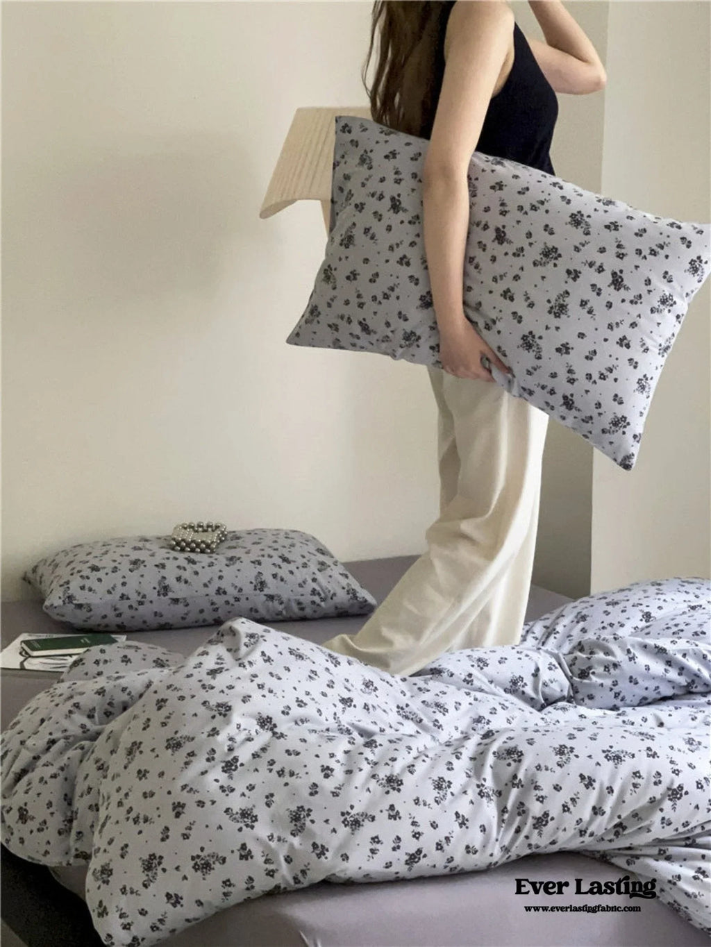 Jersey Knit Cotton Floral Bedding Set / White + Dark Blue Ever Lasting