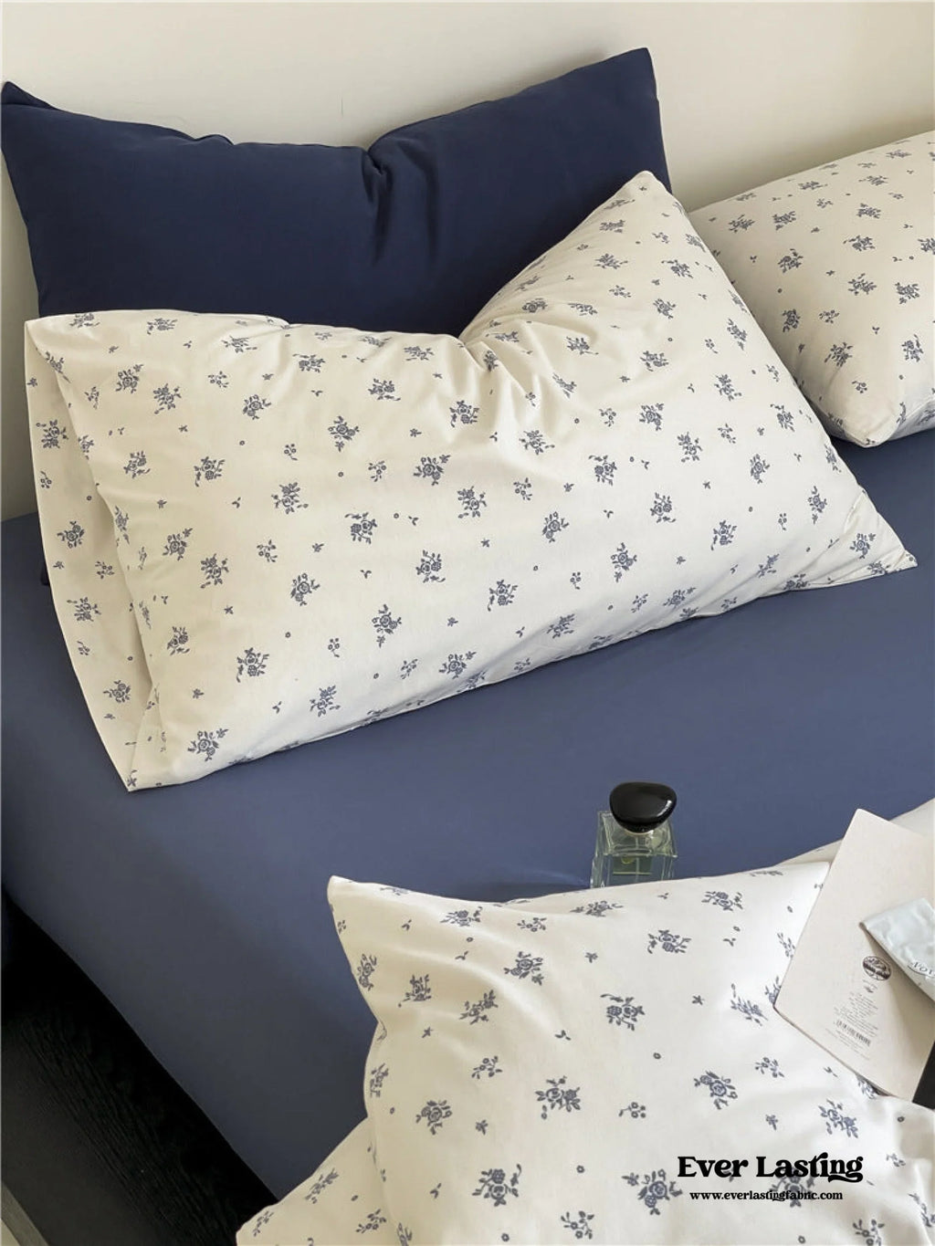 Jersey Knit Cotton Floral Bedding Set / White + Dark Blue Ever Lasting