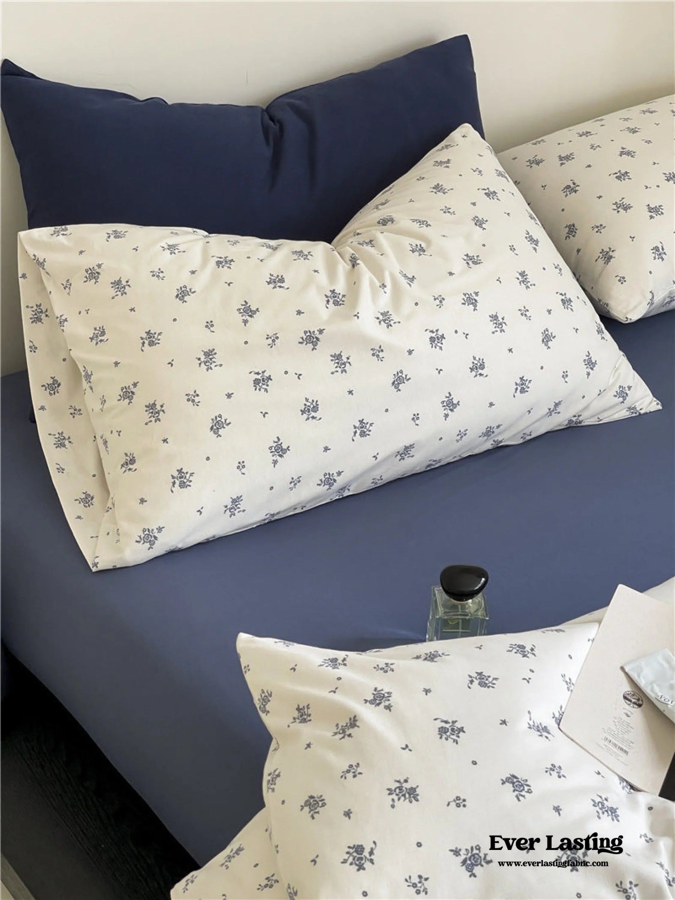 Jersey Knit Cotton Floral Bedding Set / White + Dark Blue Ever Lasting