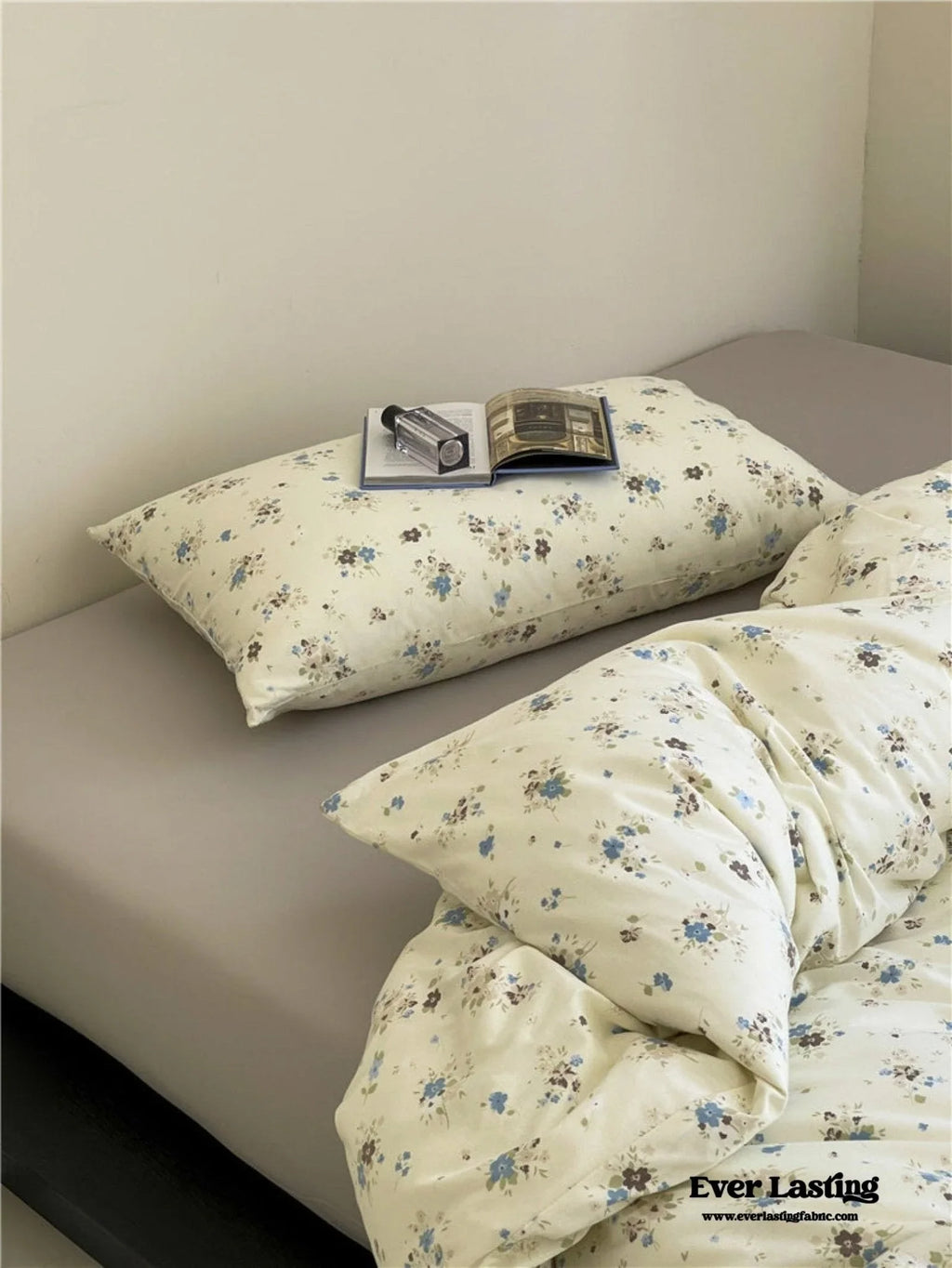 Jersey Knit Cotton Floral Bedding Set / White + Dark Blue Ever Lasting