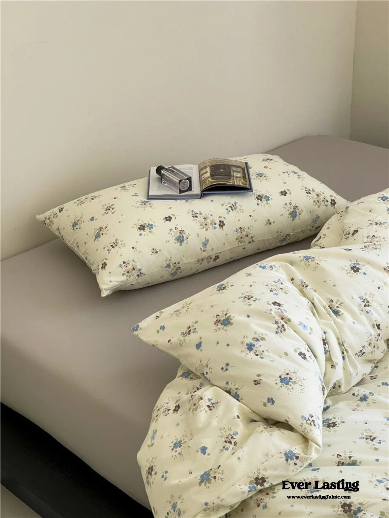 Jersey Knit Cotton Floral Bedding Set / White + Dark Blue Ever Lasting