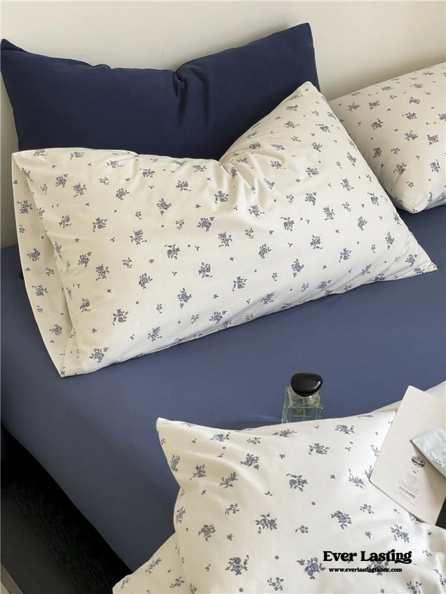 Jersey Knit Cotton Floral Bedding Set / White + Dark Blue Ever Lasting
