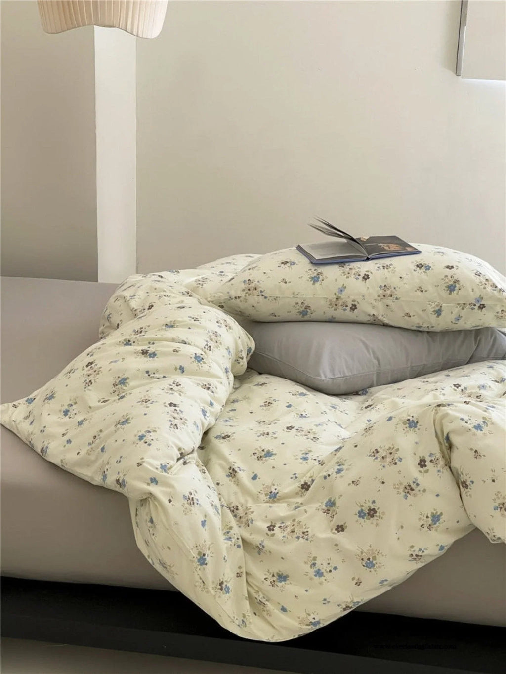 Jersey Knit Cotton Floral Bedding Set / White + Dark Blue Ever Lasting