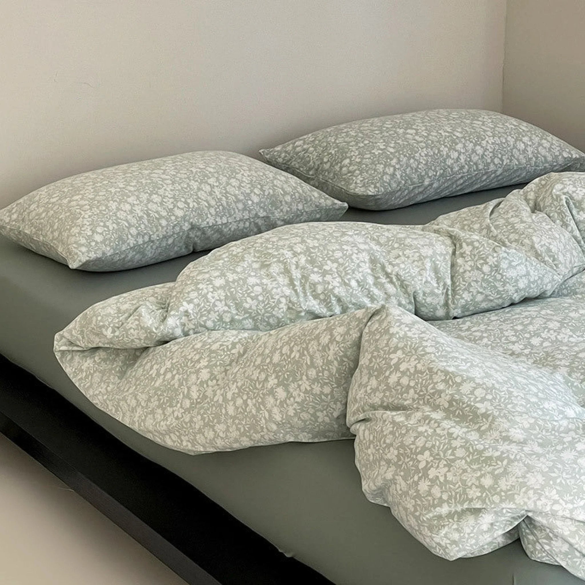 Jersey Knit Cotton Floral Bedding Set / White + Dark Blue Ever Lasting