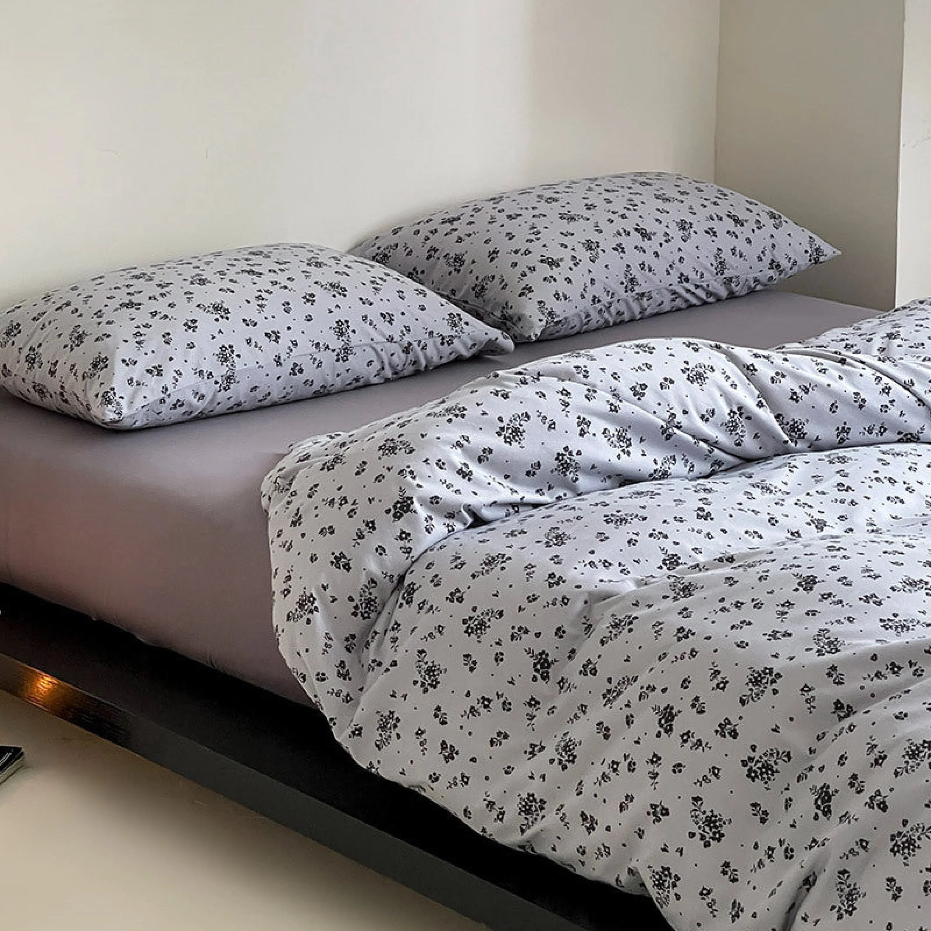 Jersey Knit Cotton Floral Bedding Set / White + Dark Blue Ever Lasting