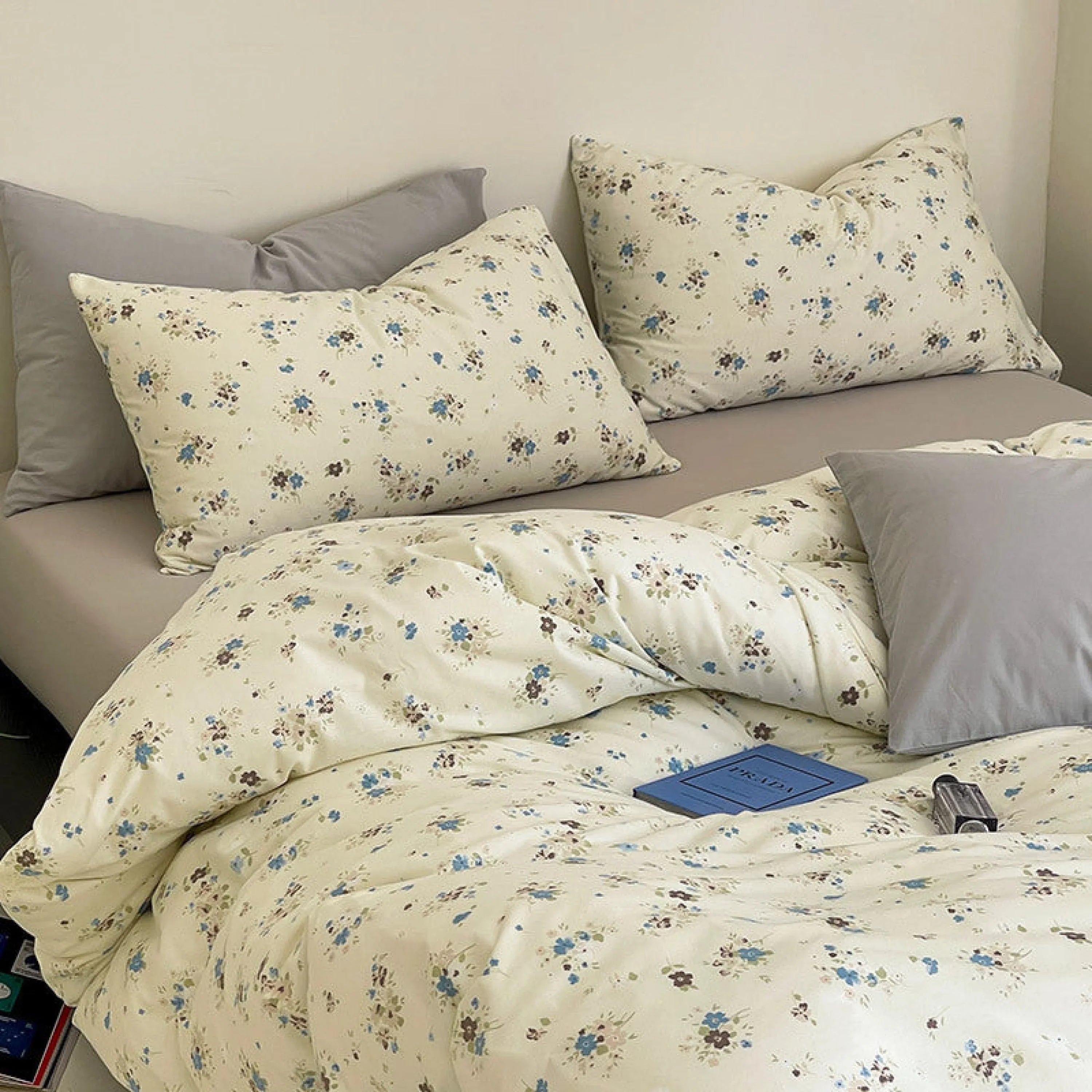 Jersey Knit Cotton Floral Bedding Set / White + Dark Blue Ever Lasting