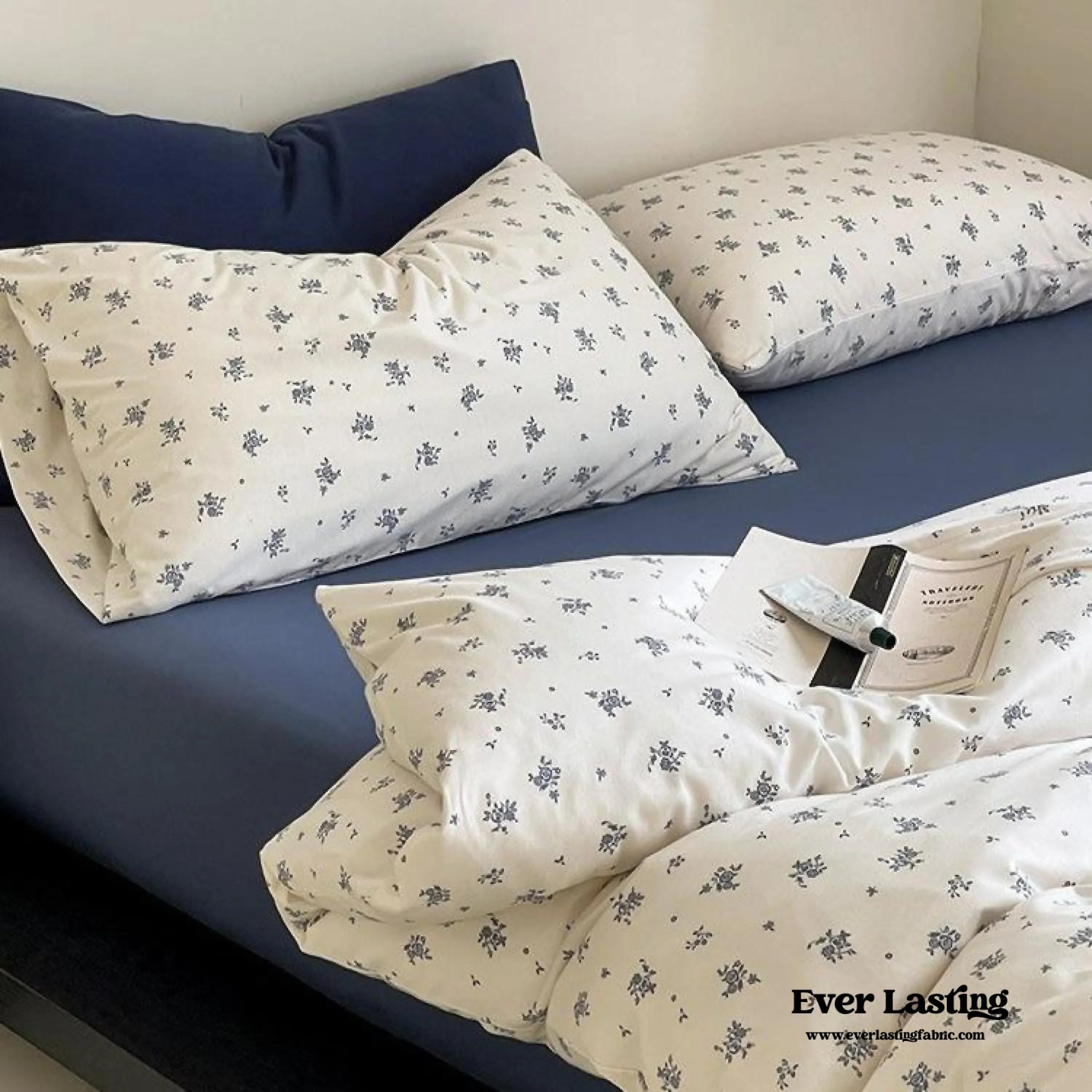 Jersey Knit Cotton Floral Bedding Set / White + Dark Blue Ever Lasting