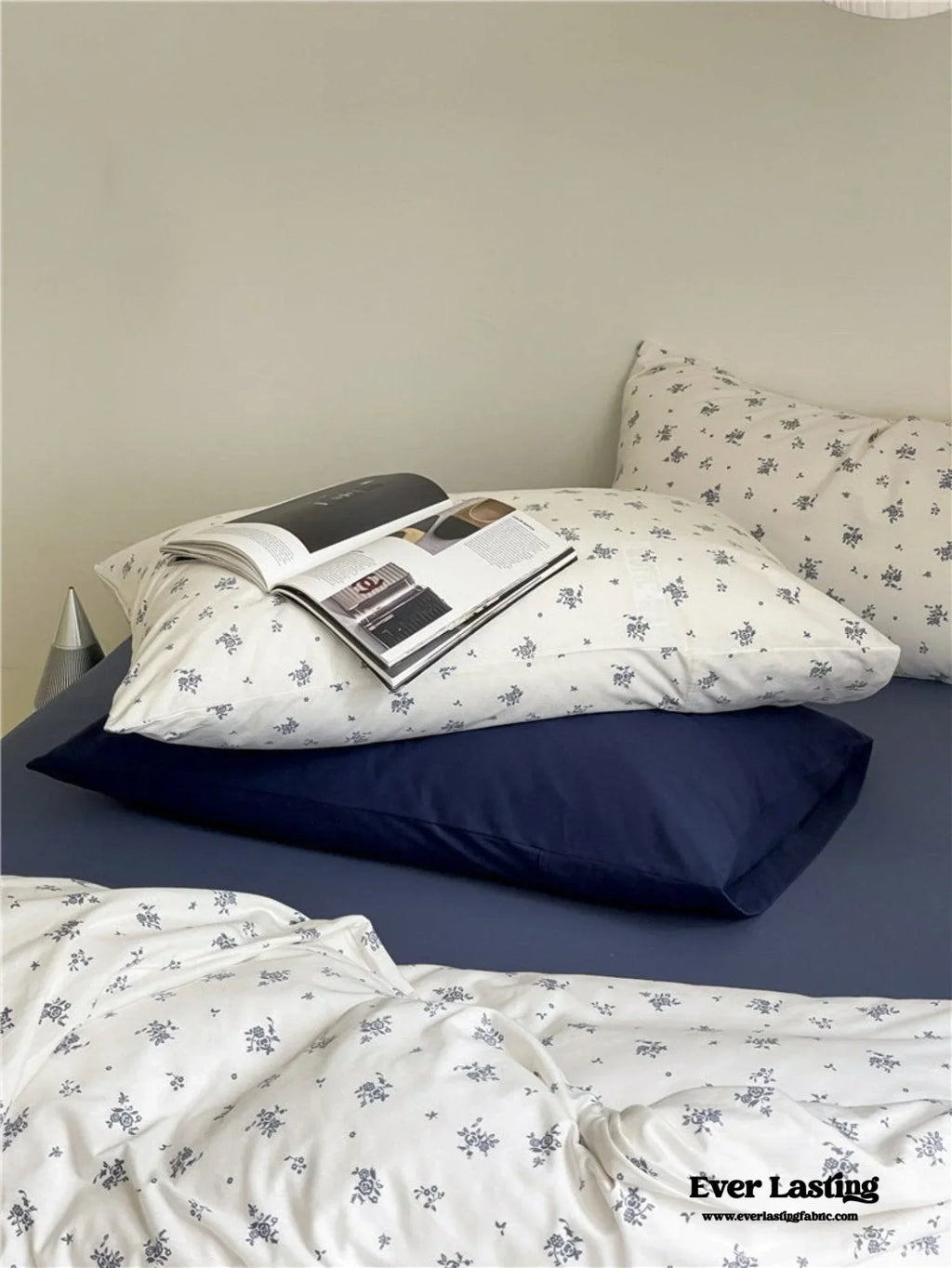 Jersey Knit Cotton Floral Bedding Set / White + Dark Blue Ever Lasting
