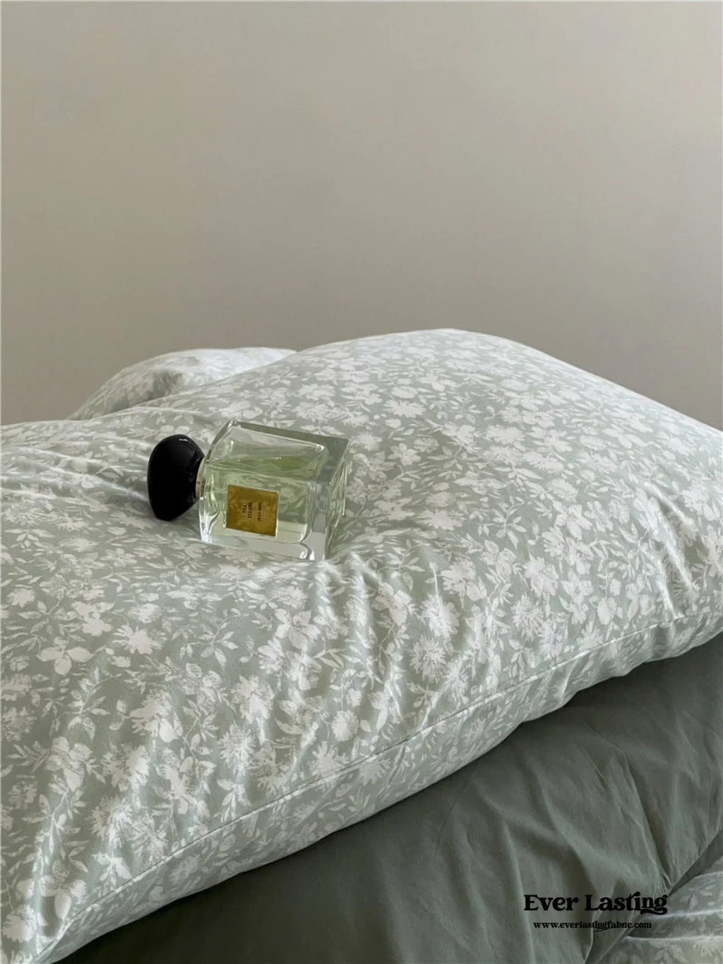 Jersey Knit Cotton Floral Bedding Set / White + Dark Blue Ever Lasting
