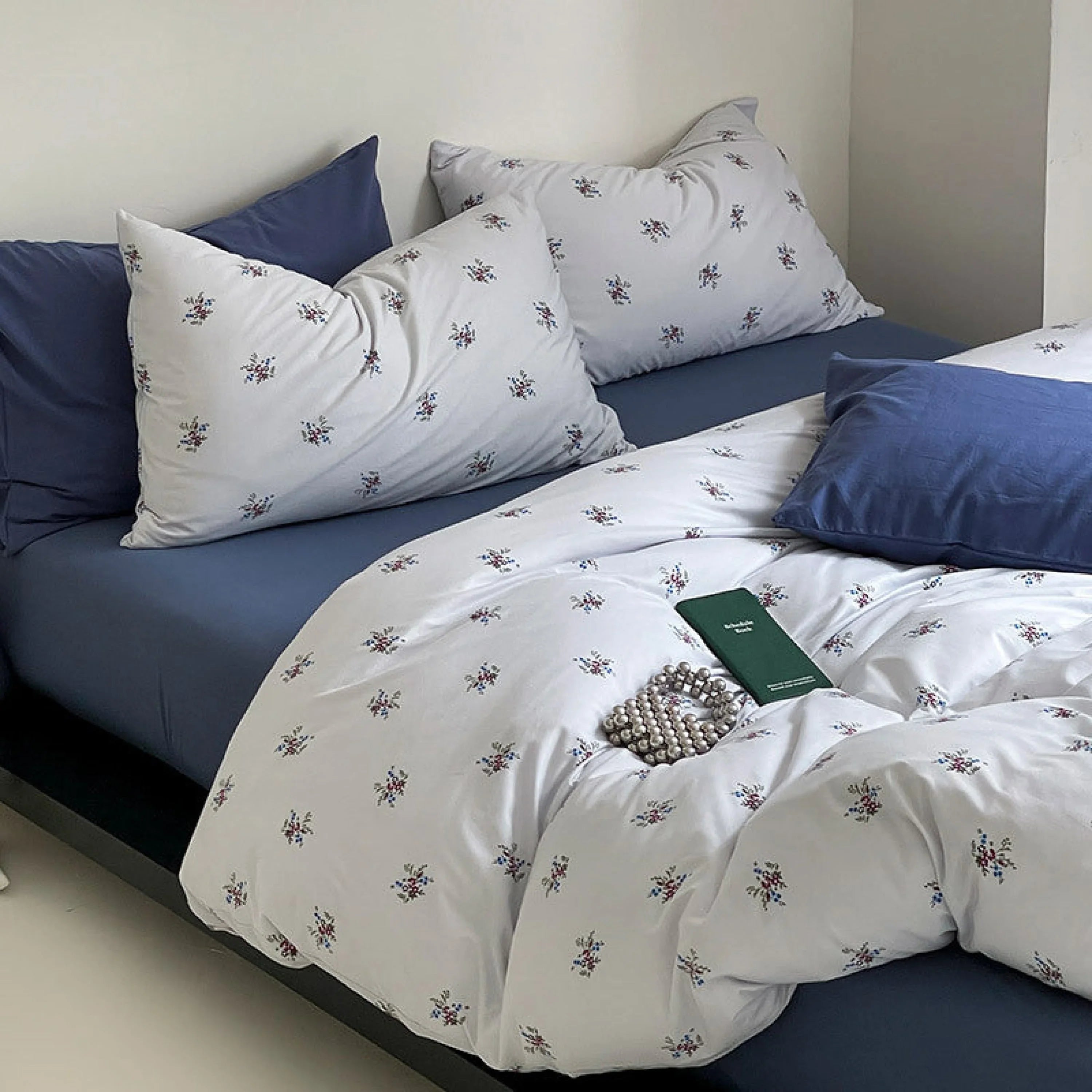 Jersey Knit Cotton Floral Bedding Set / White + Dark Blue Ever Lasting