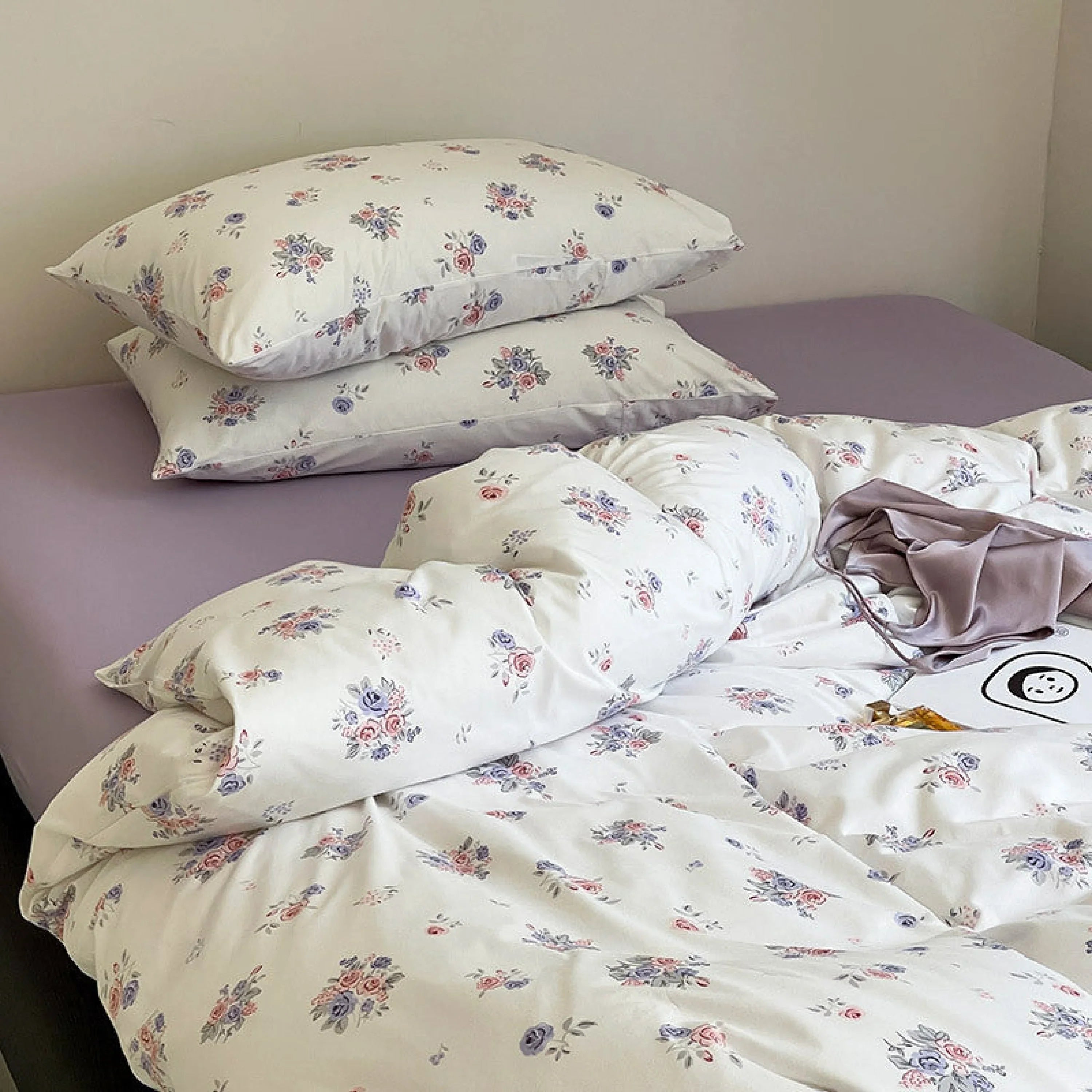 Jersey Knit Cotton Floral Bedding Set / White + Dark Blue Ever Lasting