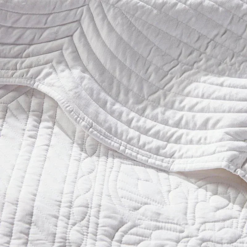 King Size 3 Piece Reversible Scalloped Edges Microfiber Quilt Set in White