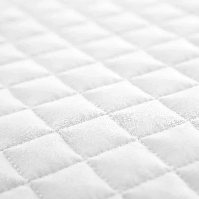 King/Cal King Lightweight White Ultra Soft 3-Piece Microfiber Quilt Set