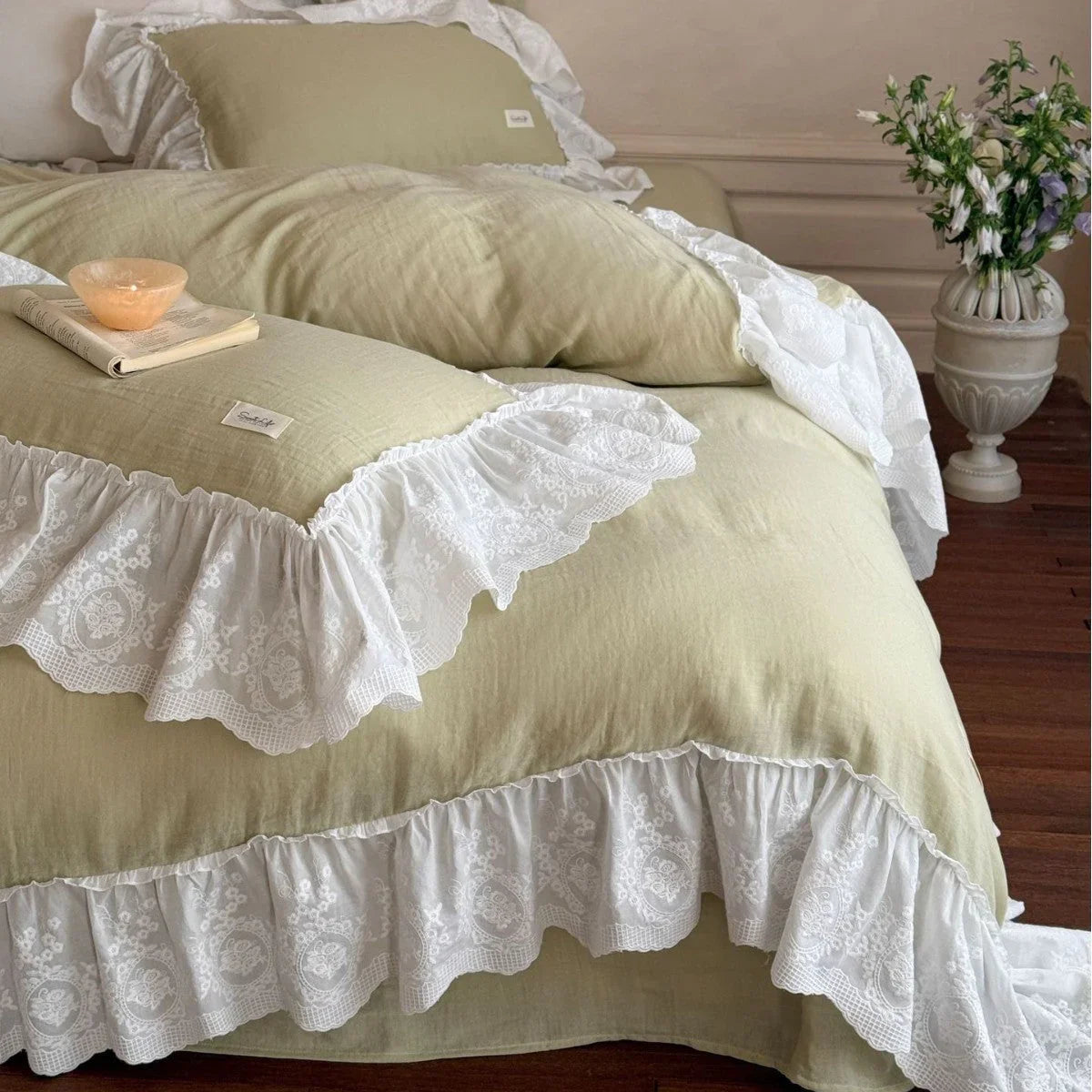 Macaroon French Lace Ruffled Bedding Set / Cream Ever Lasting