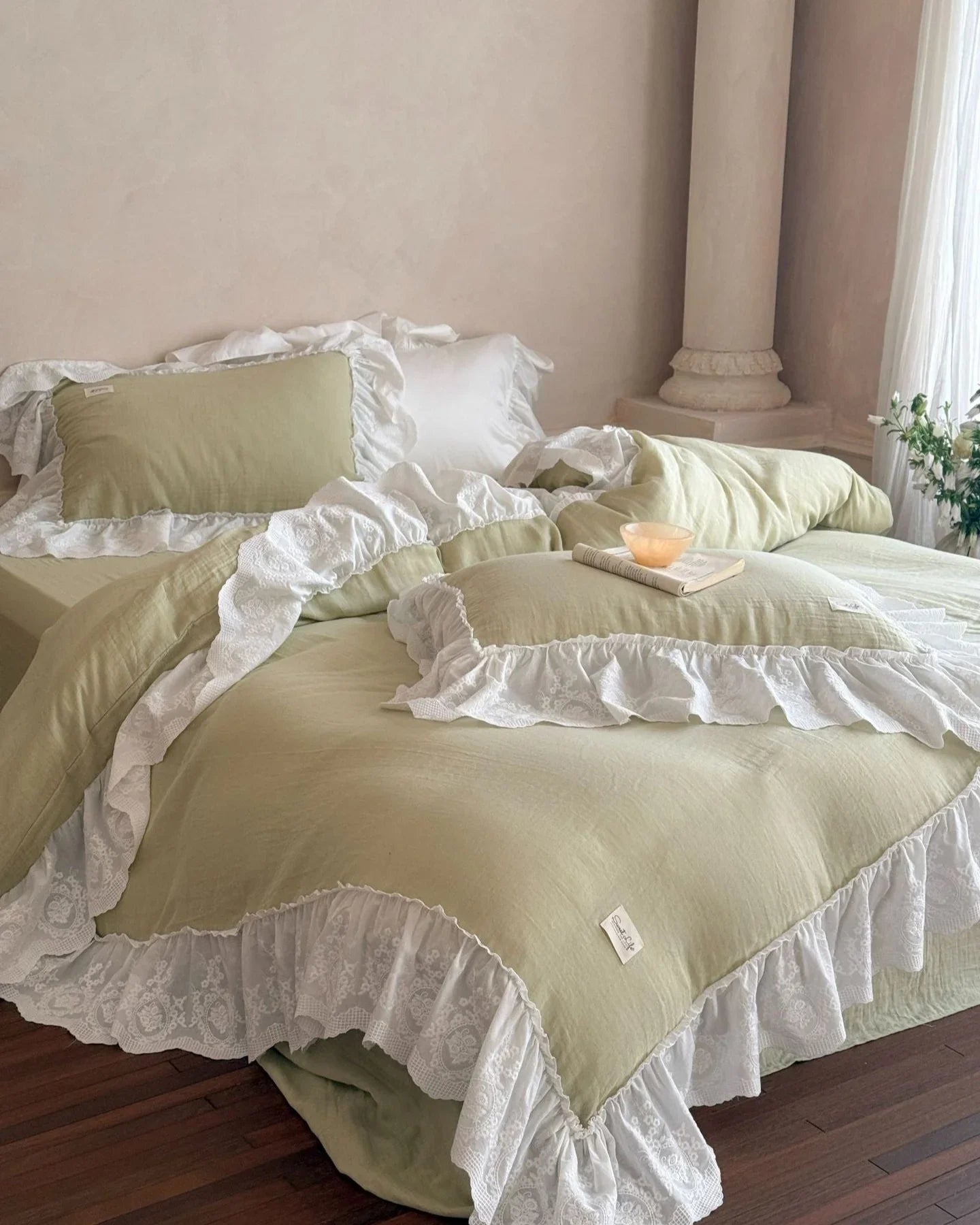 Macaroon French Lace Ruffled Bedding Set / Cream Ever Lasting