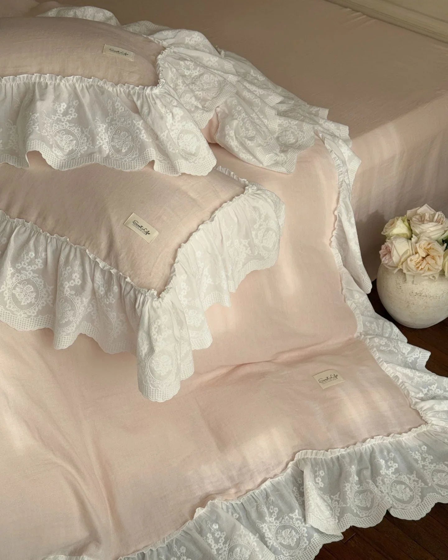 Macaroon French Lace Ruffled Bedding Set / Cream Ever Lasting