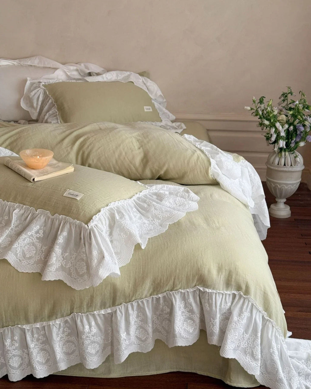 Macaroon French Lace Ruffled Bedding Set / Cream Ever Lasting