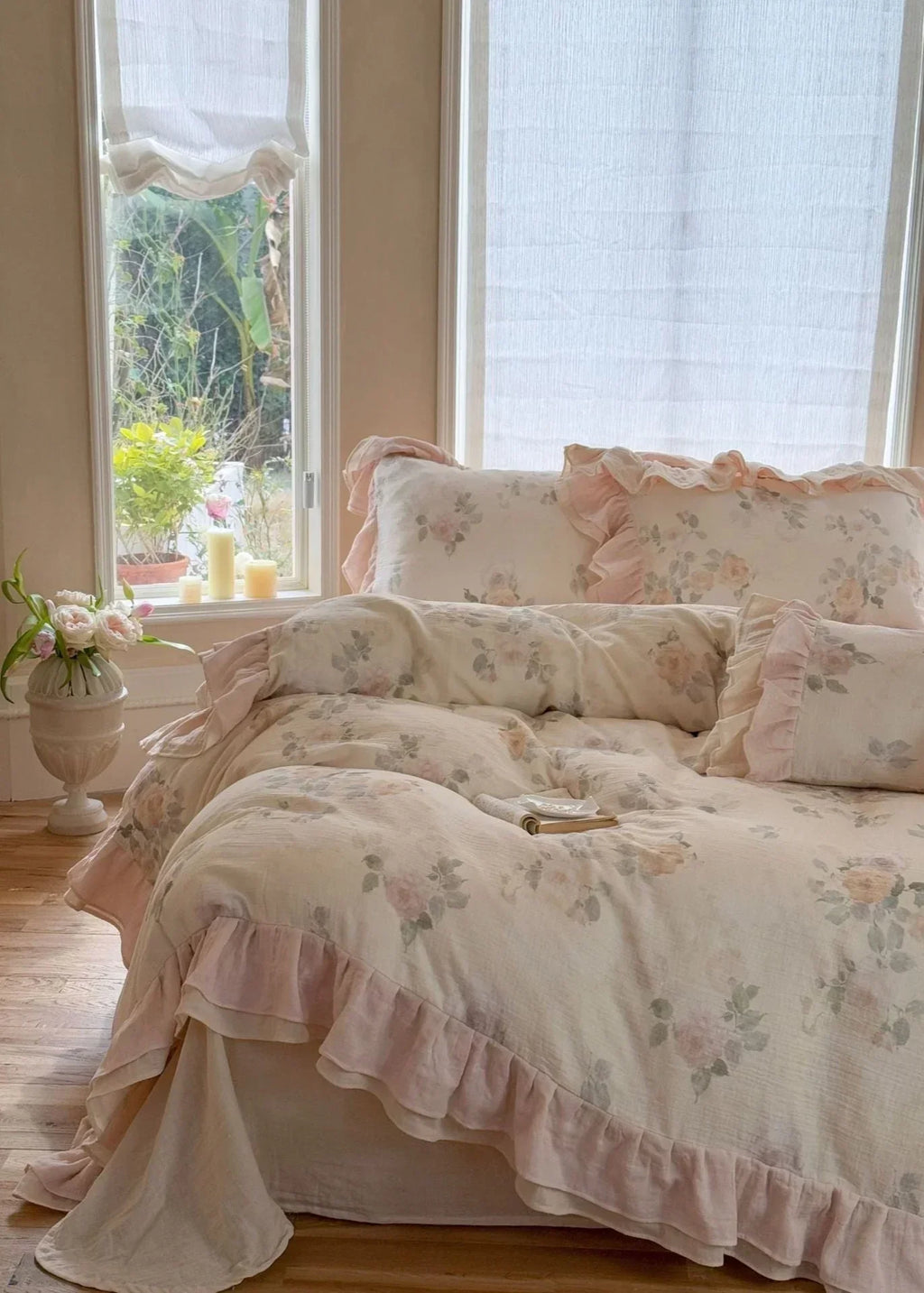 Millie Lace Ruffle Floral Bedding Set / Blue Ever Lasting