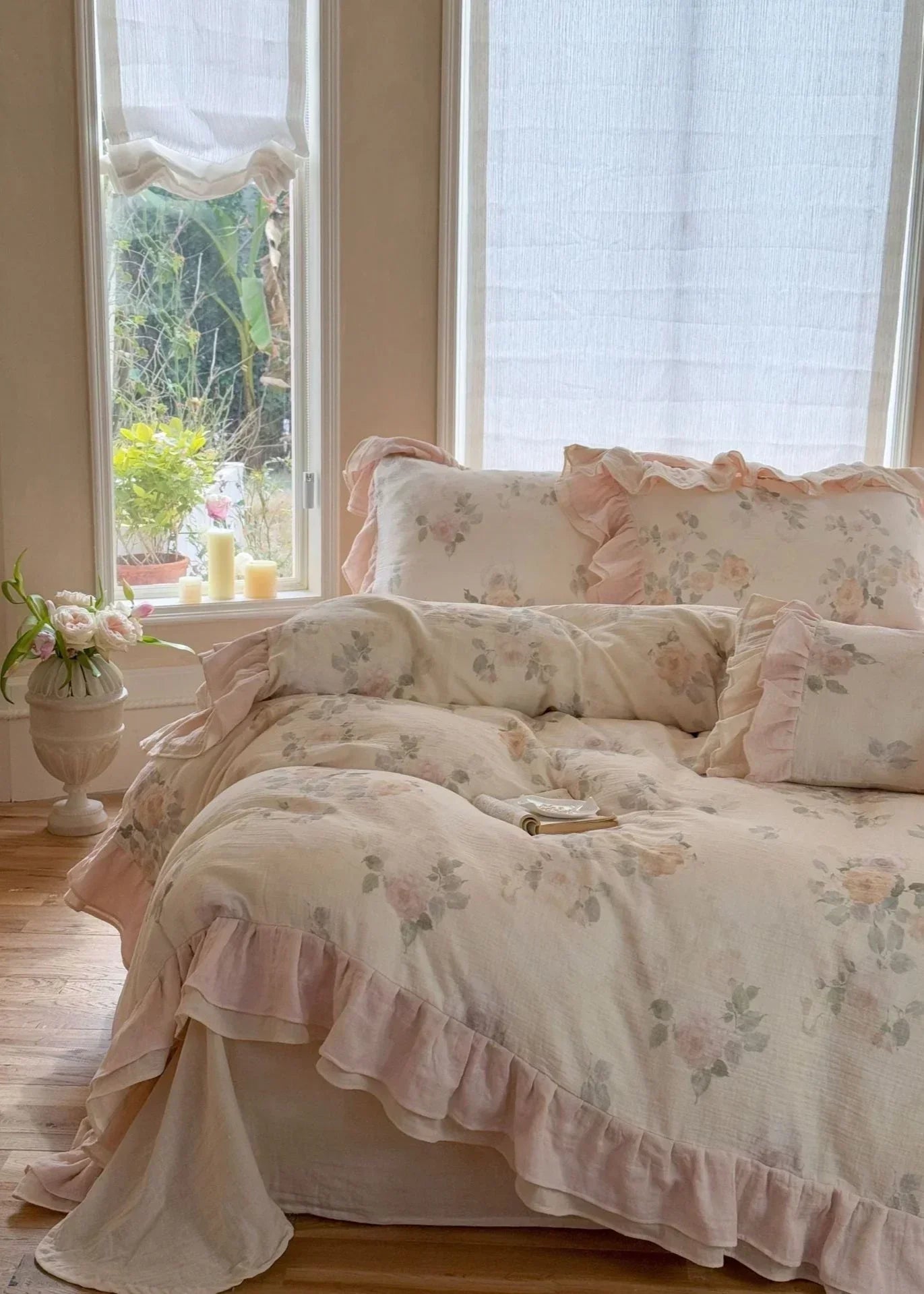 Millie Lace Ruffle Floral Bedding Set / Blue Ever Lasting