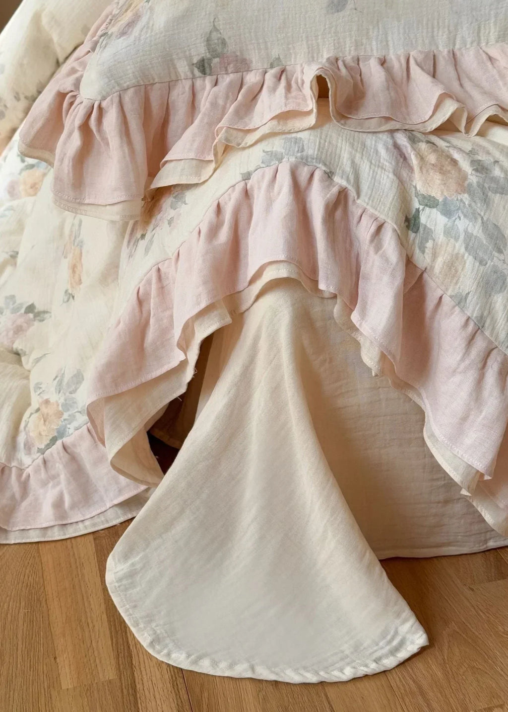 Millie Lace Ruffle Floral Bedding Set / Blue Ever Lasting