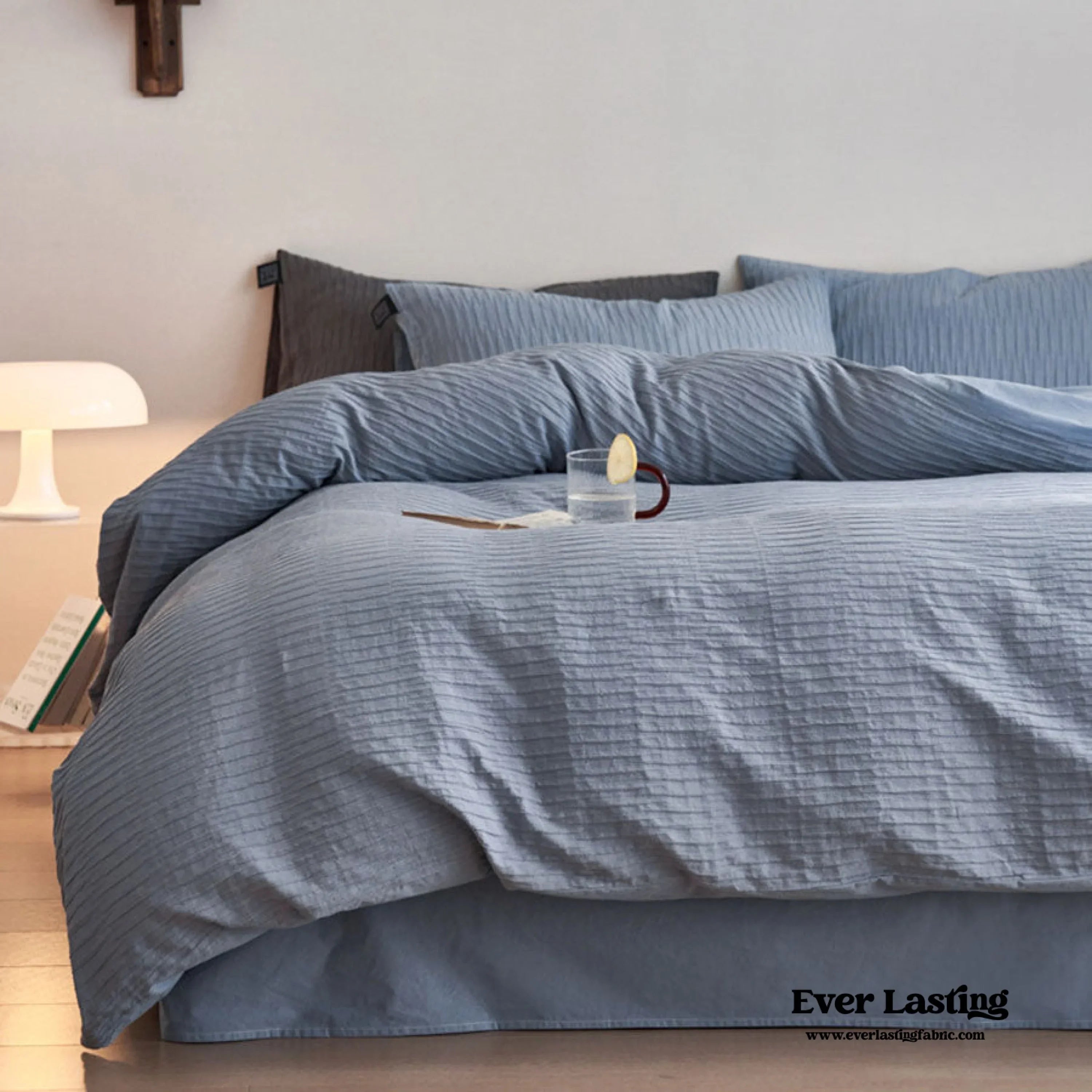 Minimal Jacquard Bedding Set / Blue Ever Lasting