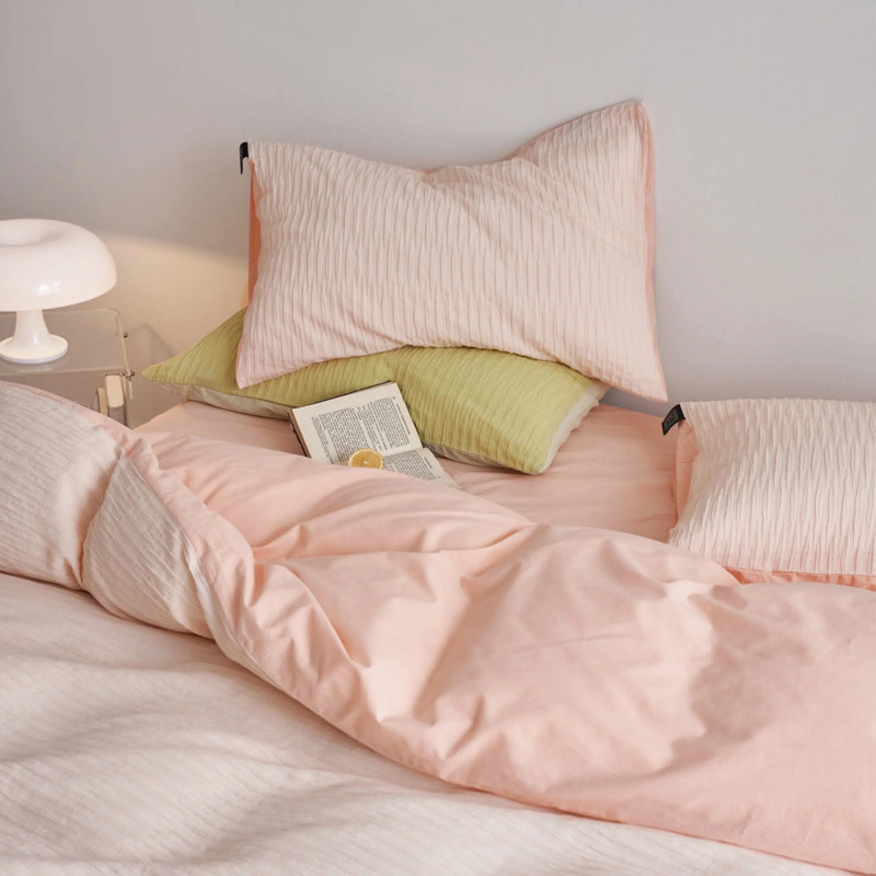 Minimal Jacquard Bedding Set / Blue Ever Lasting