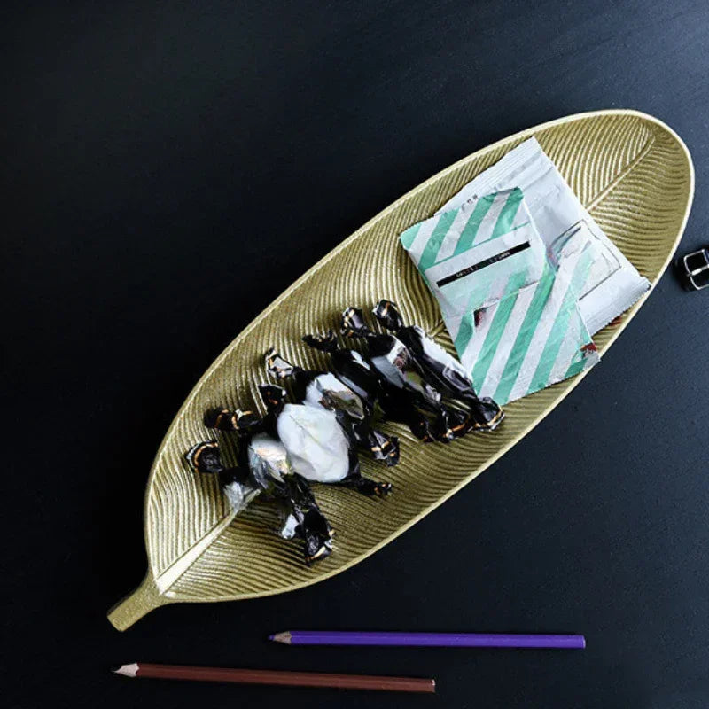 One Piece of Vintage Wooden Tray Designed Like a Leaf, Perfect for Holding Keys, Candles, Or Jewelry. This Decorative Tray Adds a Charming Touch to Your Home Decor.