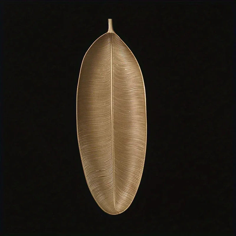 One Piece of Vintage Wooden Tray Designed Like a Leaf, Perfect for Holding Keys, Candles, Or Jewelry. This Decorative Tray Adds a Charming Touch to Your Home Decor.