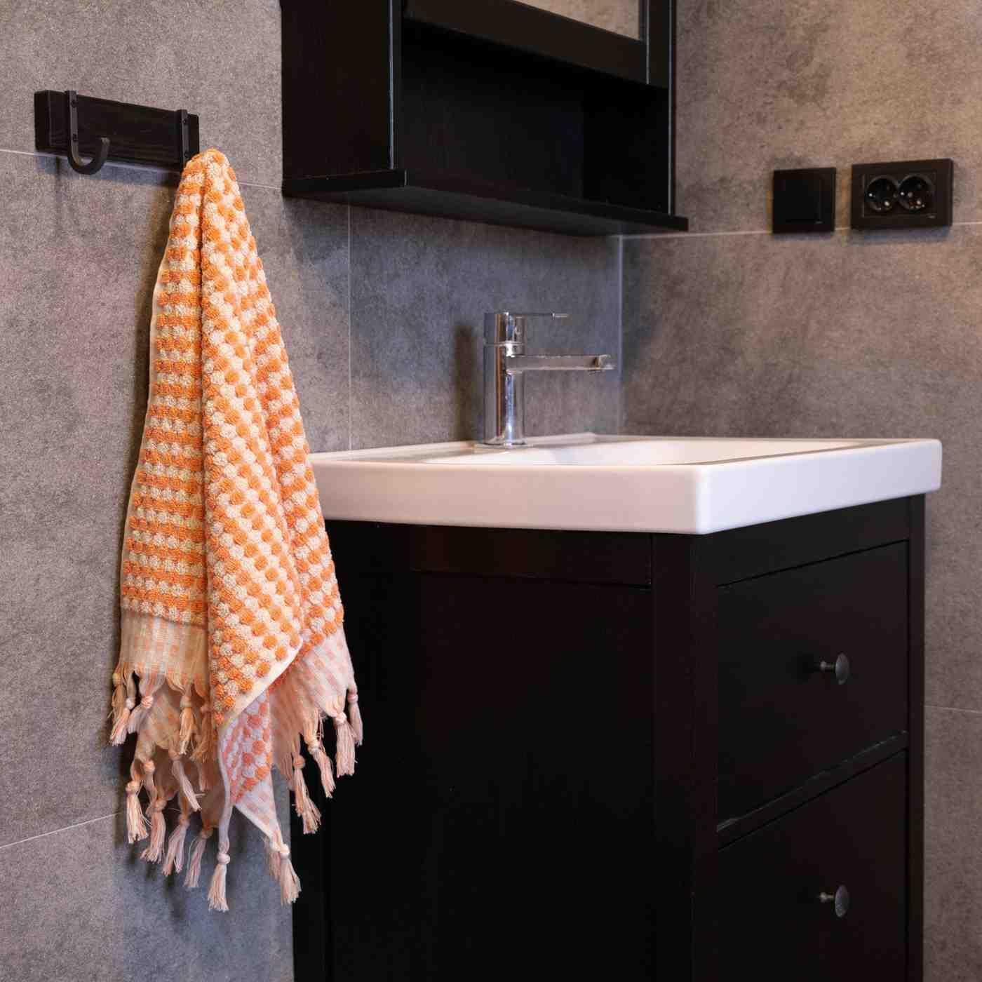 Pom Pom Hand Towel