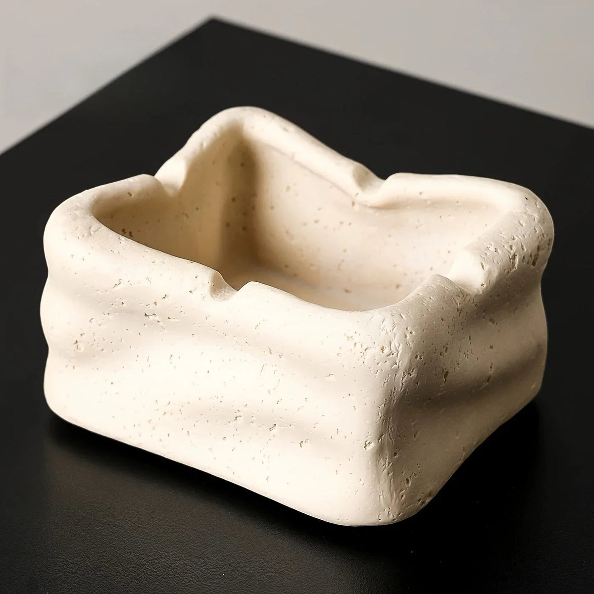 Silent Wind Desktop Ashtray Storage Tank with High-end Creativity for Home Restaurant Decoration, High-end and Sophisticated House Of Avana [[SKU:HOA-TRY-002]]
