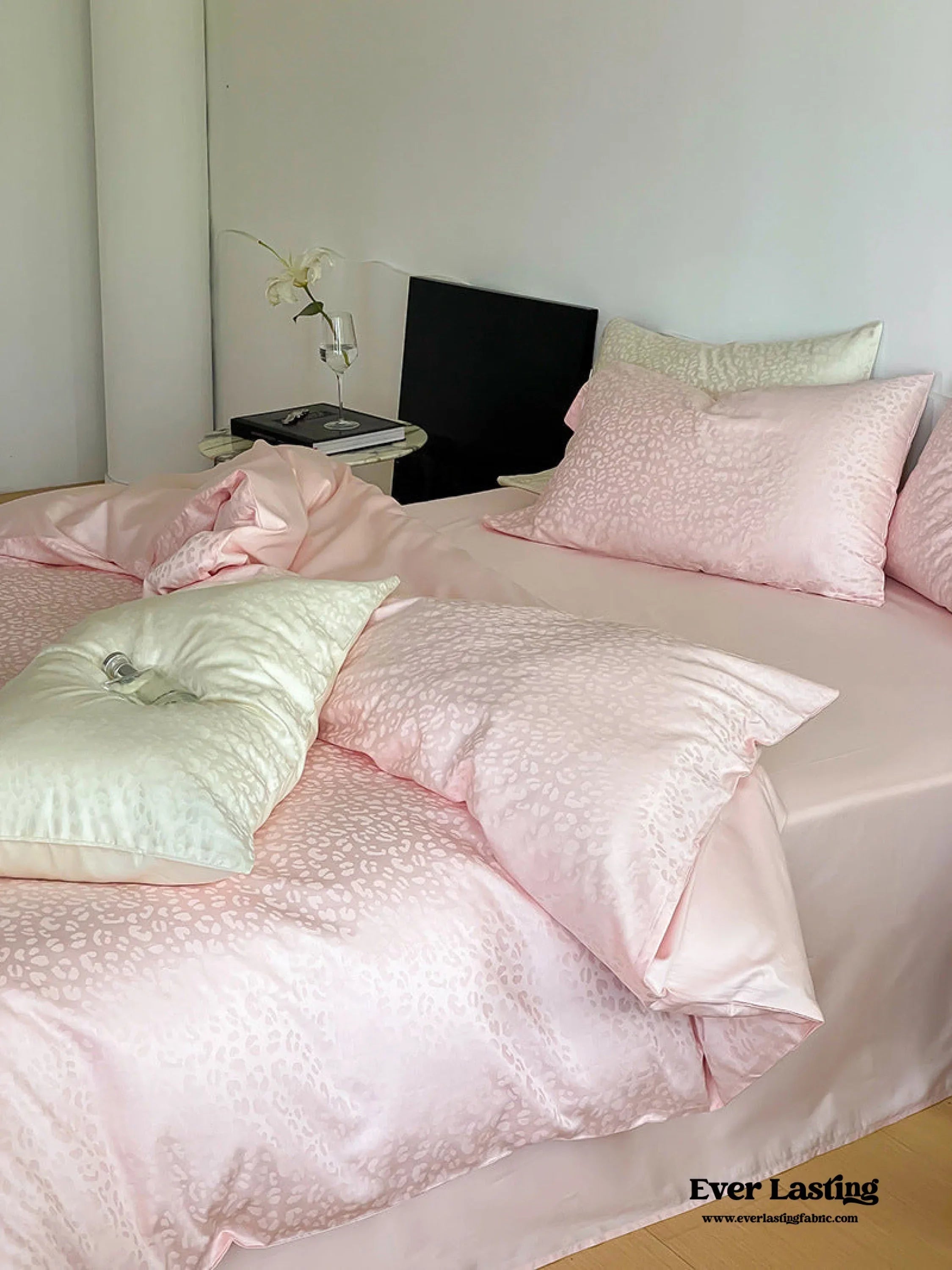 Silky Leopard Buttoned Bedding Set / Baby Pink Ever Lasting