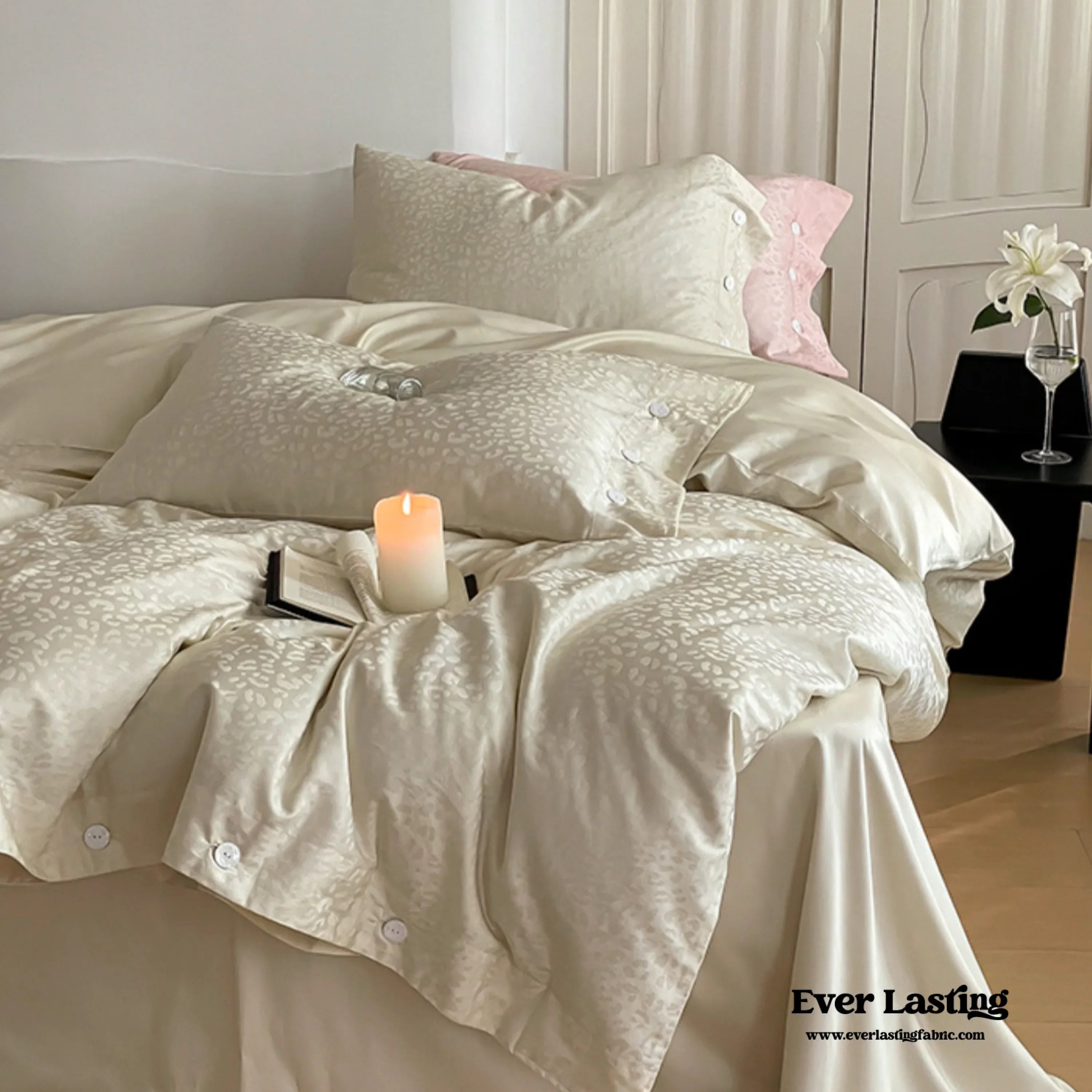 Silky Leopard Buttoned Bedding Set / Ivory White Ever Lasting