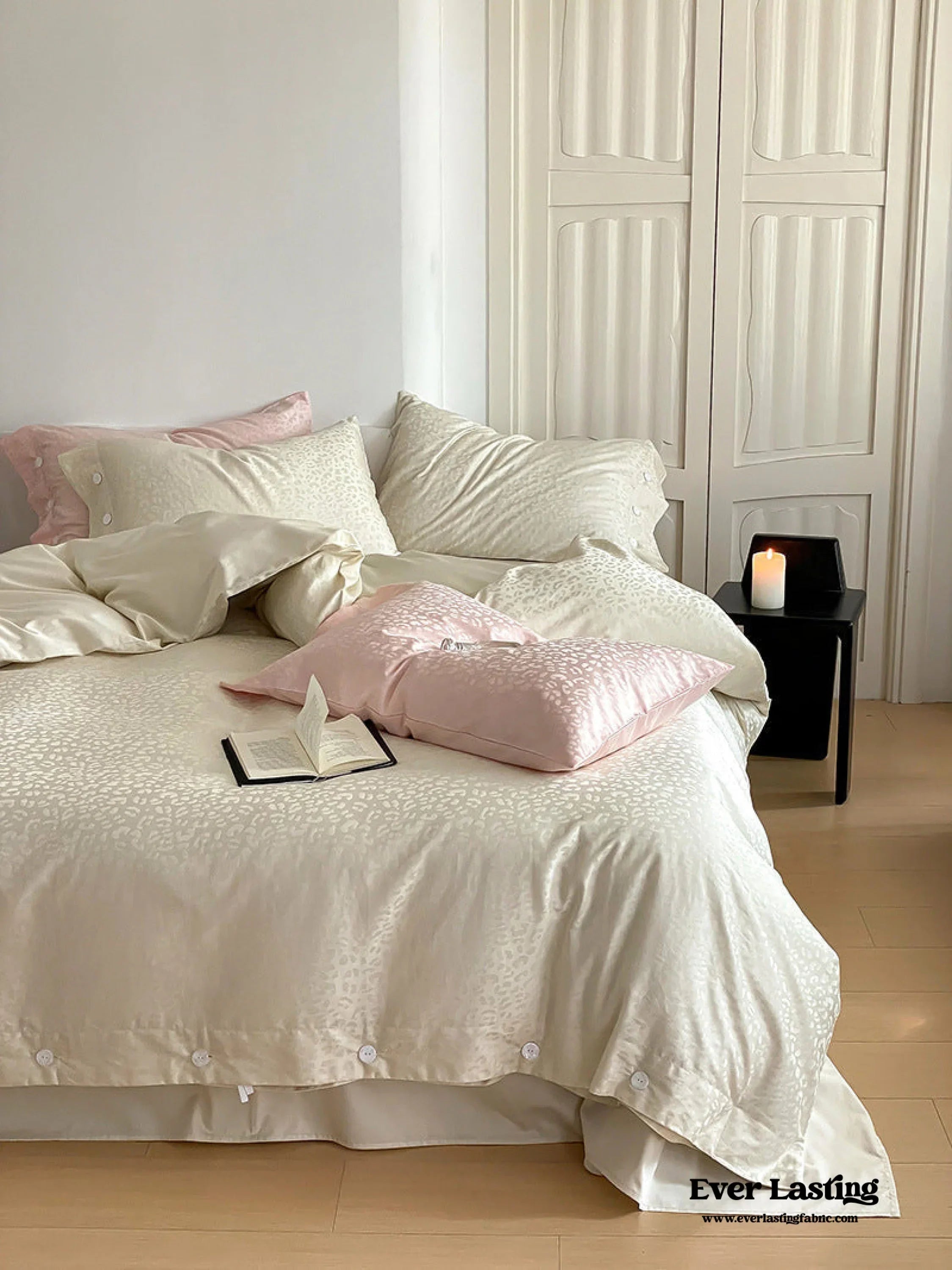 Silky Leopard Buttoned Bedding Set / Ivory White Ever Lasting