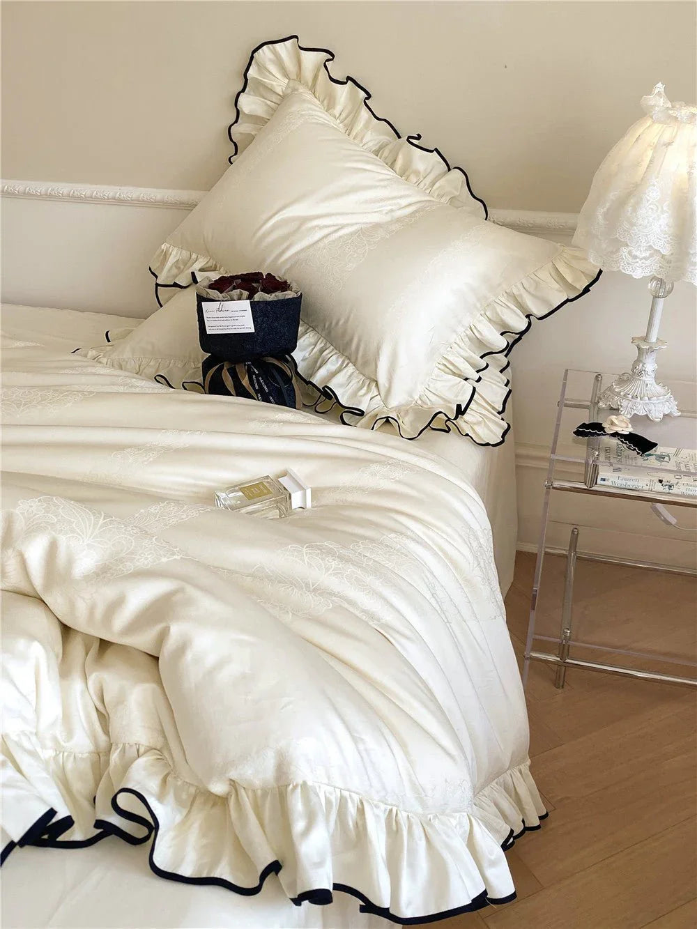 Silky Ruffle Bedding Set / Ivory White Ever Lasting