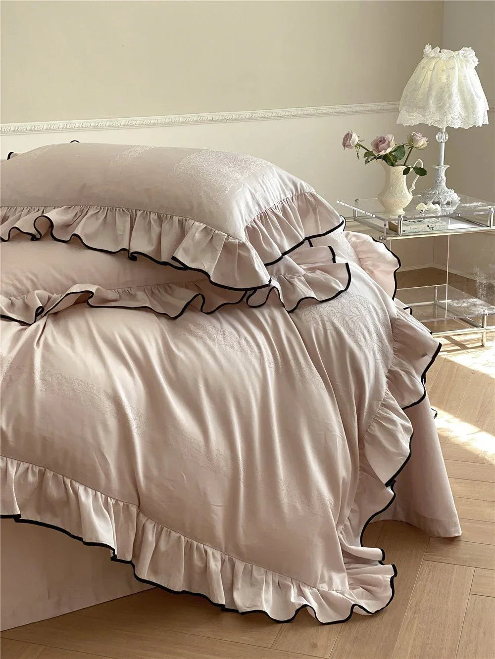 Silky Ruffle Bedding Set / Ivory White Ever Lasting