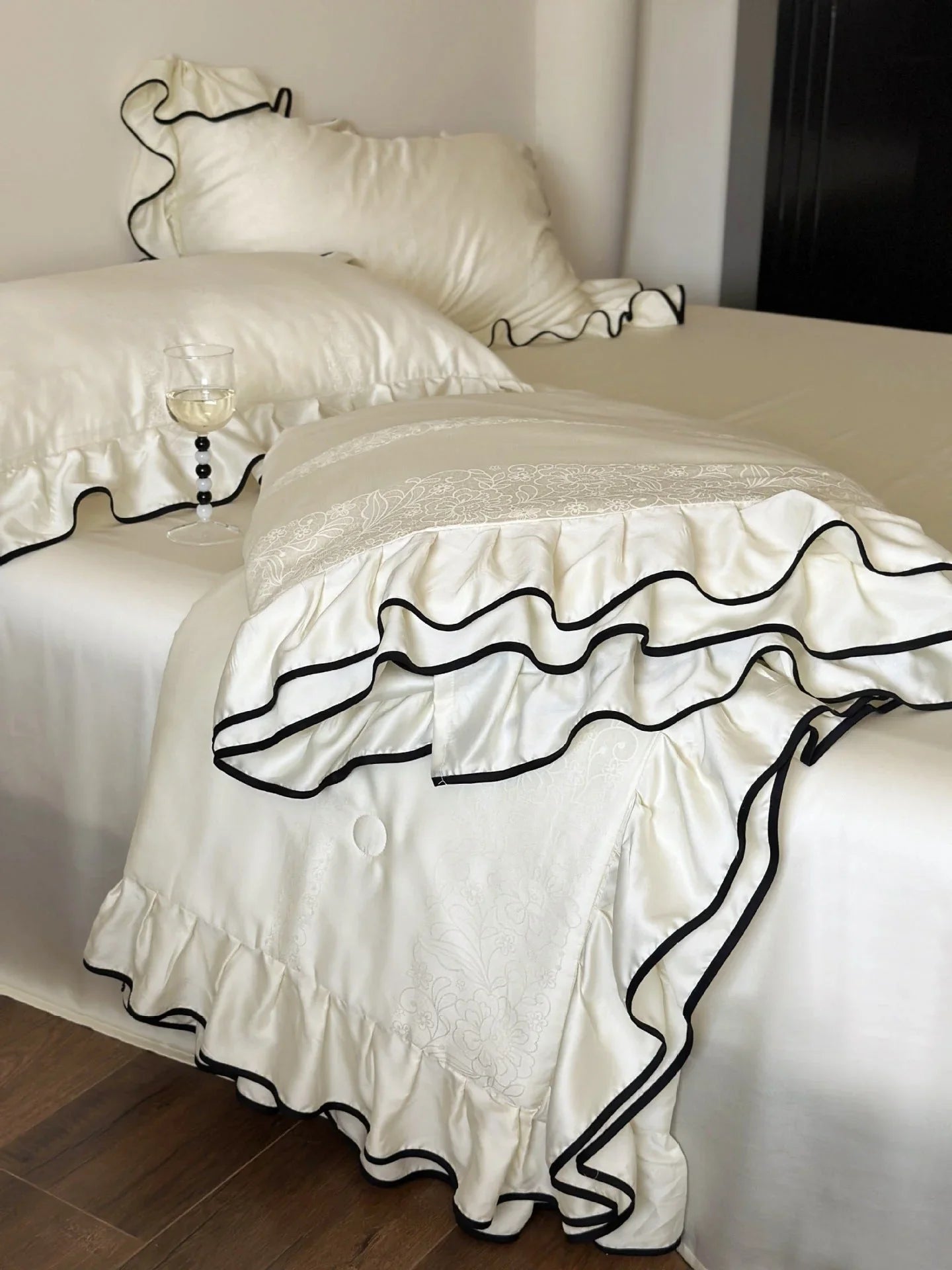Silky Ruffle Blanket Comforter Set / White Ever Lasting